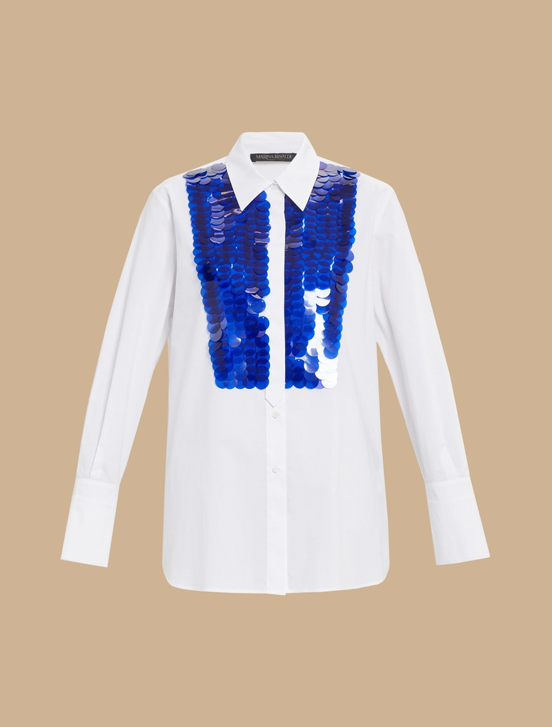 חולצת ערב מכופתרת לבנה עם אפליקציית פייטים כחולים בחזה