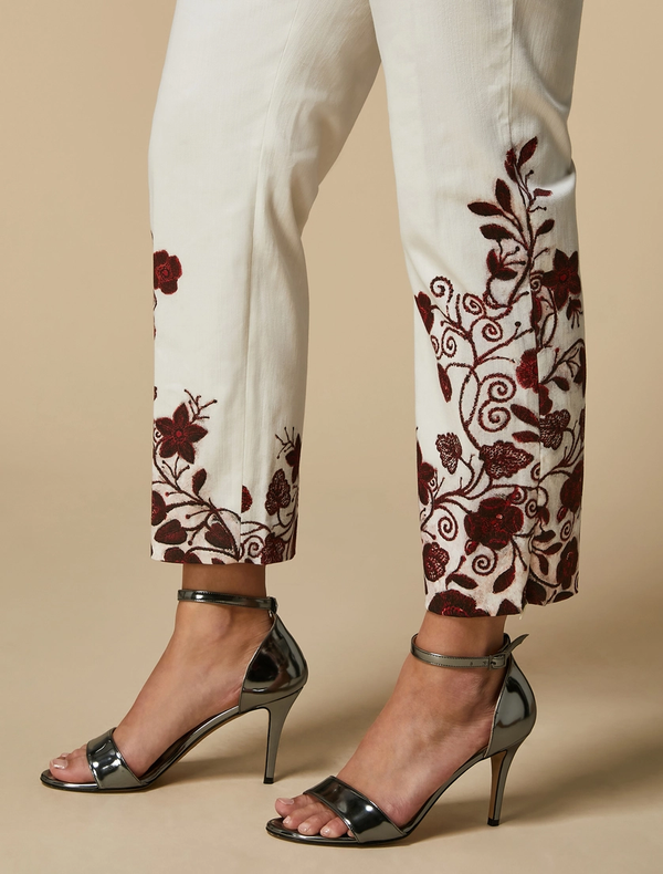 מכנסיים לבנים אלגנטיים רגל צרה עם הדפס פרחים בצבע בורדו