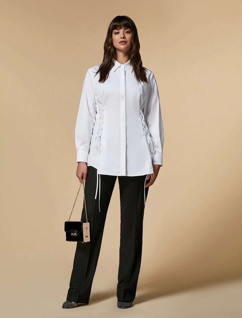 חולצת טוניקה 100% כותנה מחוייטת בצבע לבן אלמנט מחוך בצדדים