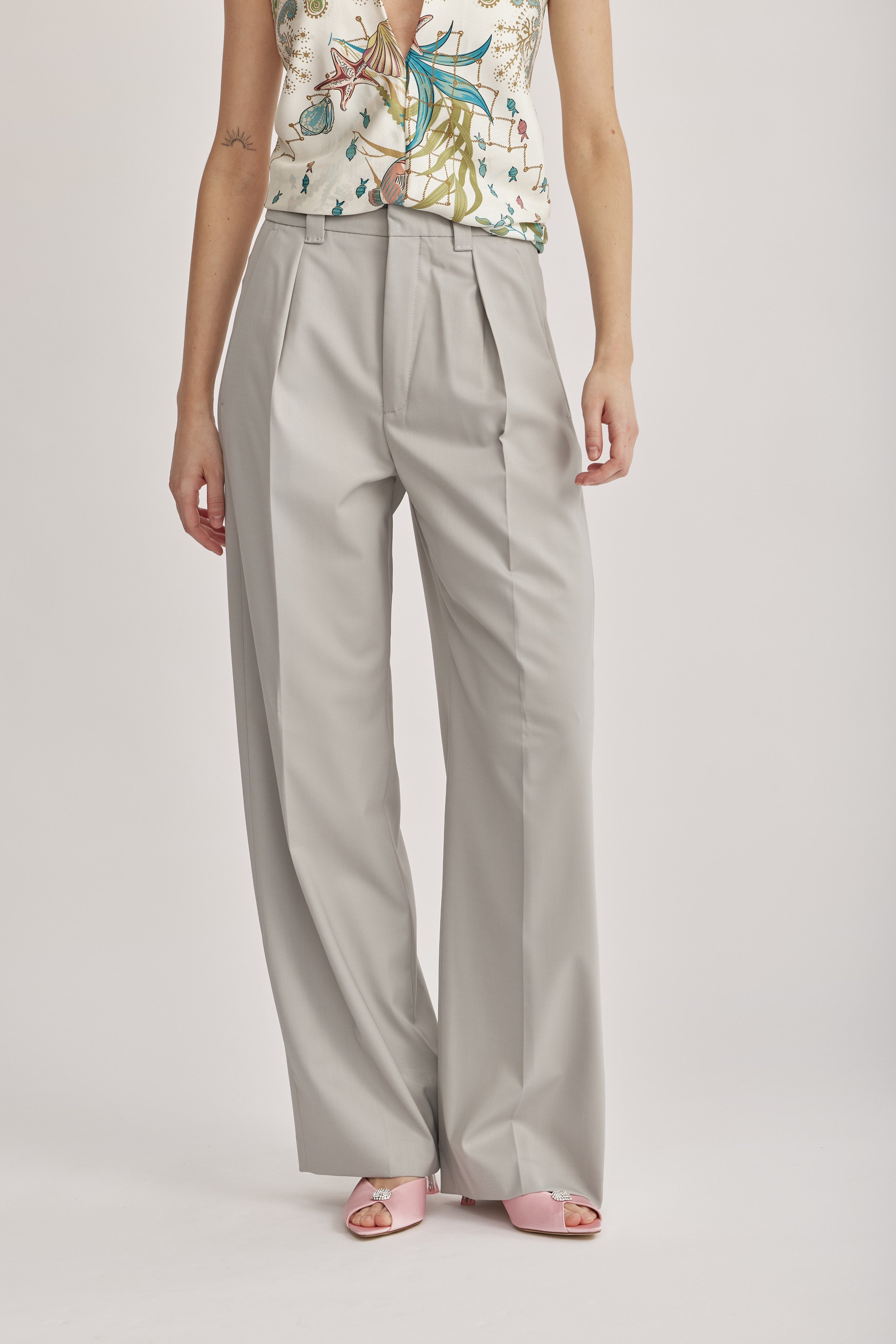 מכנסיים מחוייטים מבית המותג DRYKORN, עשויים בד עם תערובת צמר, למראה אלגנטי ונוח. גזרה רחבה, עם מותן גבוהה, ורגל בצללית בלון עדינה ואופנתית, קפלים קדמיים מודגשים, כיסי צד, לולאות לחגורה, וסגירה באמצעות רוכסן נסתר.הרכב: 54% פוליאסטר, 44% צמר, 2% אלסטןהדוגמנית בגובה 1.75 ולובשת מידה 27 של דרייקורן