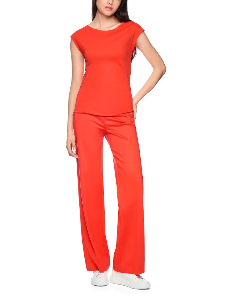 חולצת טישירט בגזרה צמודה לגוף, עשויה כותנה אלסטית נעימה ונוחה. עם שרוולים קצרים וצווארון עגול.הרכב: 95% כותנה, 5% אלסטןהדוגמנית בגובה 1.79 ולובשת מידה 3 של מארק קיין