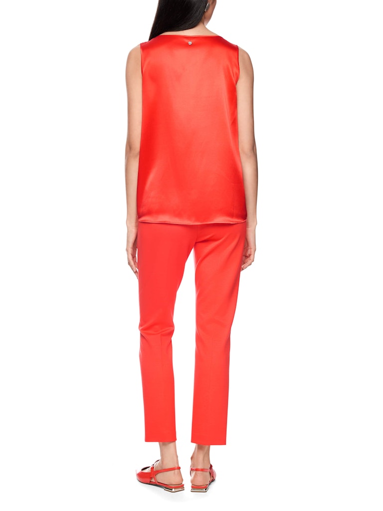 גופייה אלגנטית בגזרה נינוחה, עשוייה משי טהור במגע רך וקליל, עם ברק יוקרתי.עם כתפיות רחבות וצווארון עגול.הרכב: 100% משיהדוגמנית בגובה 1.79 ולובשת מידה 3 של מארק קיין