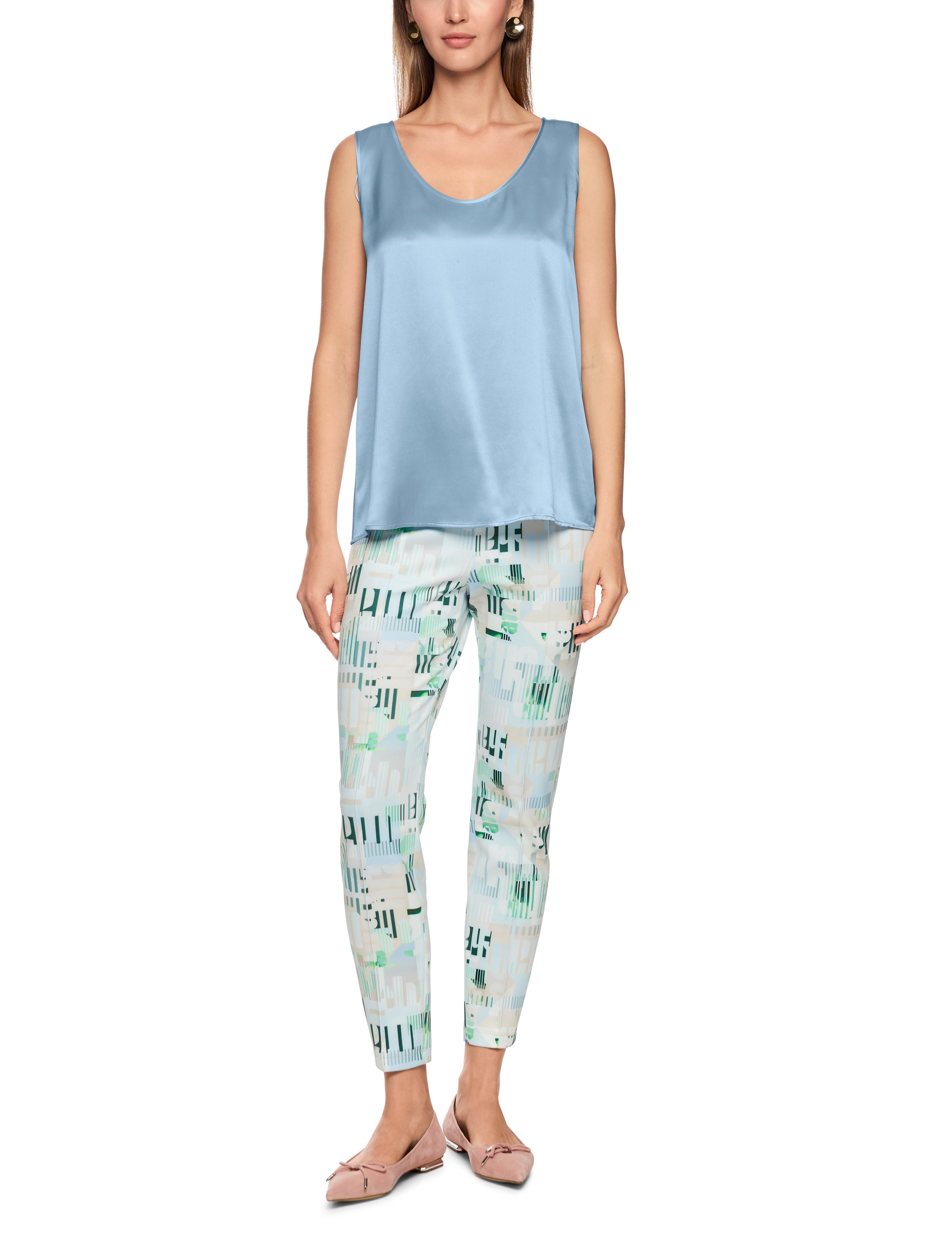 טופ משי עם צווארון עגולהרכב: 100% משיהדוגמנית בגובה 1.79 ולובשת מידה 3 של מארק קיין