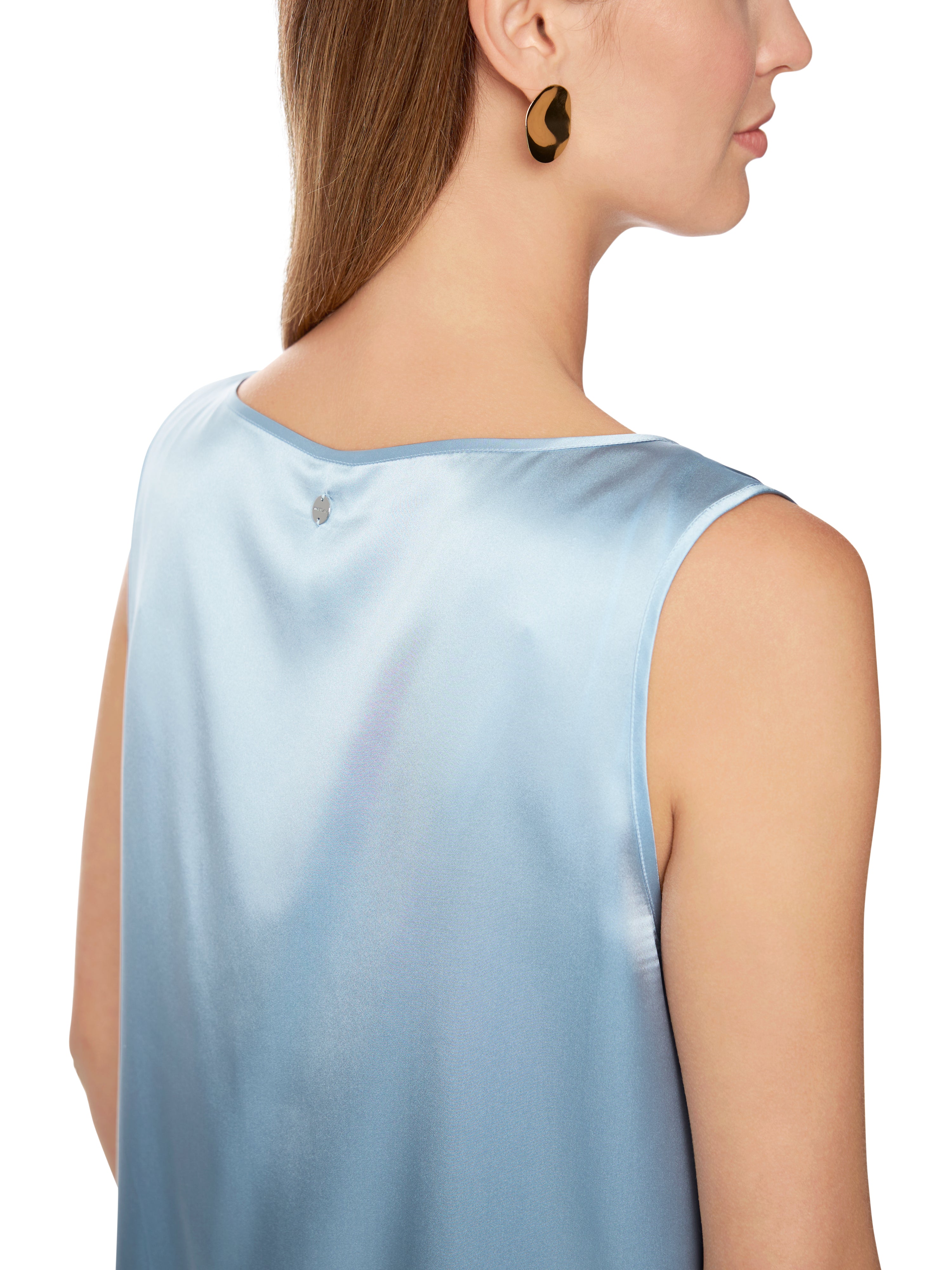 טופ משי עם צווארון עגולהרכב: 100% משיהדוגמנית בגובה 1.79 ולובשת מידה 3 של מארק קיין