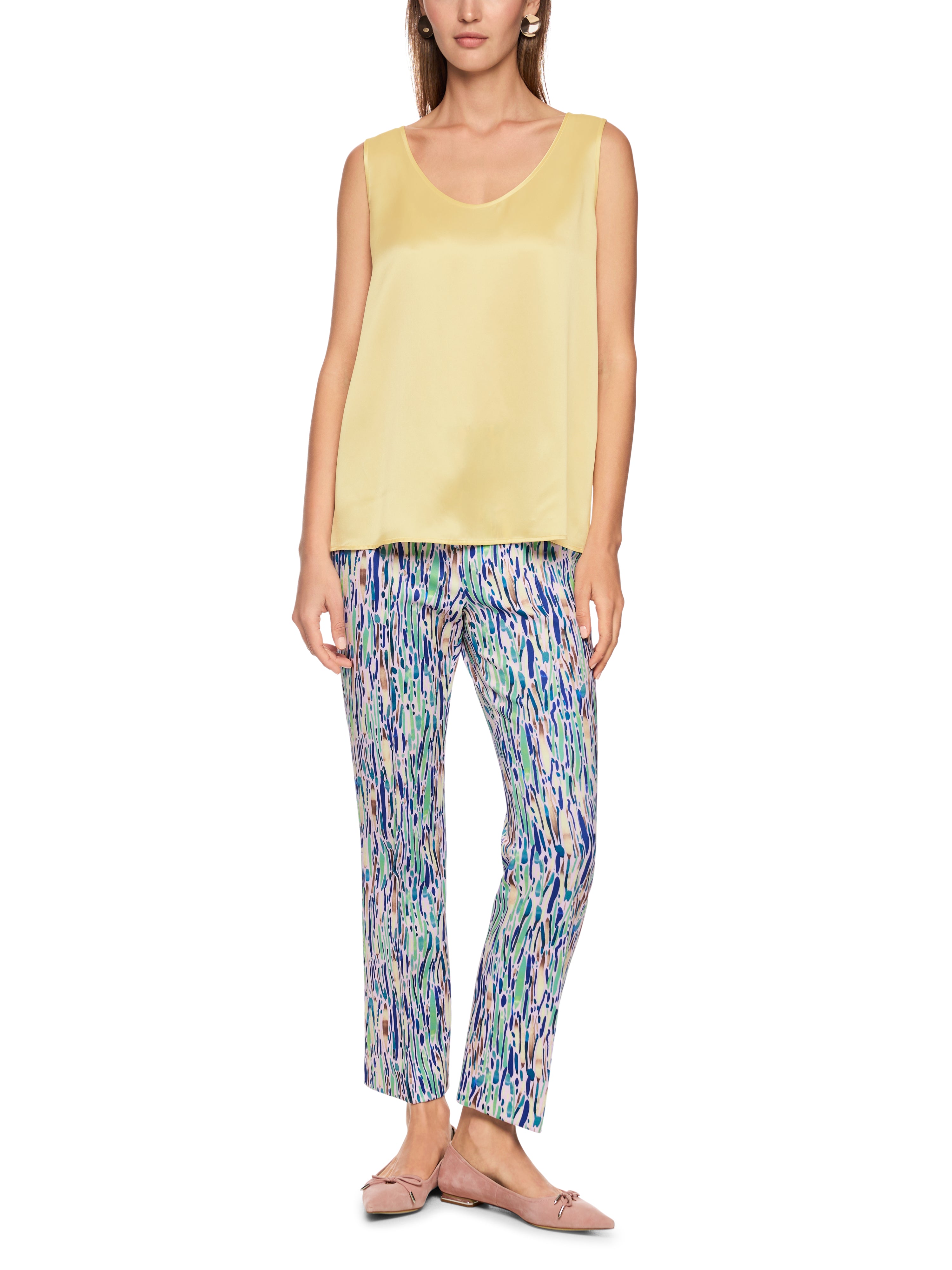 טופ משי עם צווארון עגולהרכב: 100% משיהדוגמנית בגובה 1.79 ולובשת מידה 3 של מארק קיין