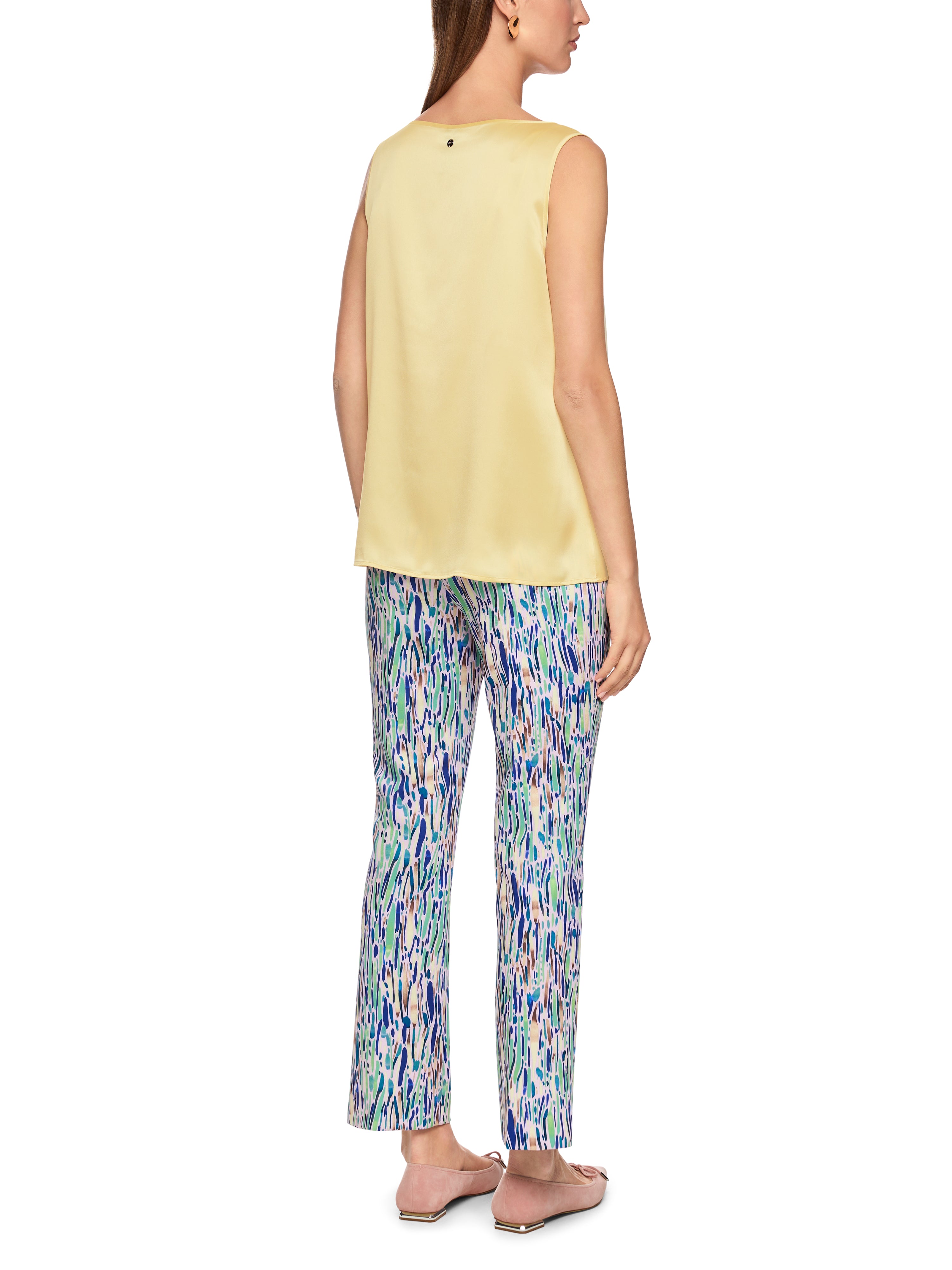 טופ משי עם צווארון עגולהרכב: 100% משיהדוגמנית בגובה 1.79 ולובשת מידה 3 של מארק קיין