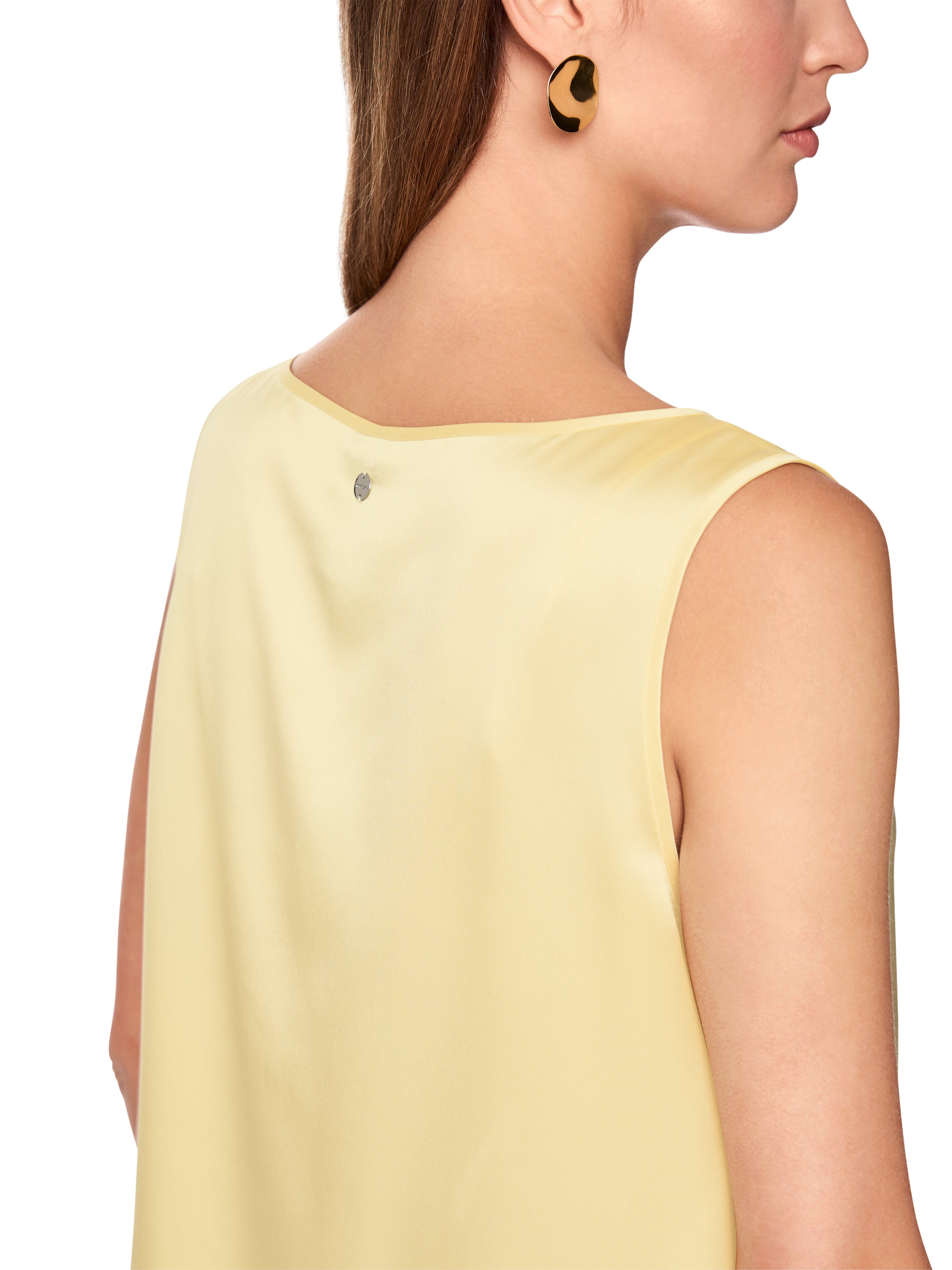 טופ משי עם צווארון עגולהרכב: 100% משיהדוגמנית בגובה 1.79 ולובשת מידה 3 של מארק קיין