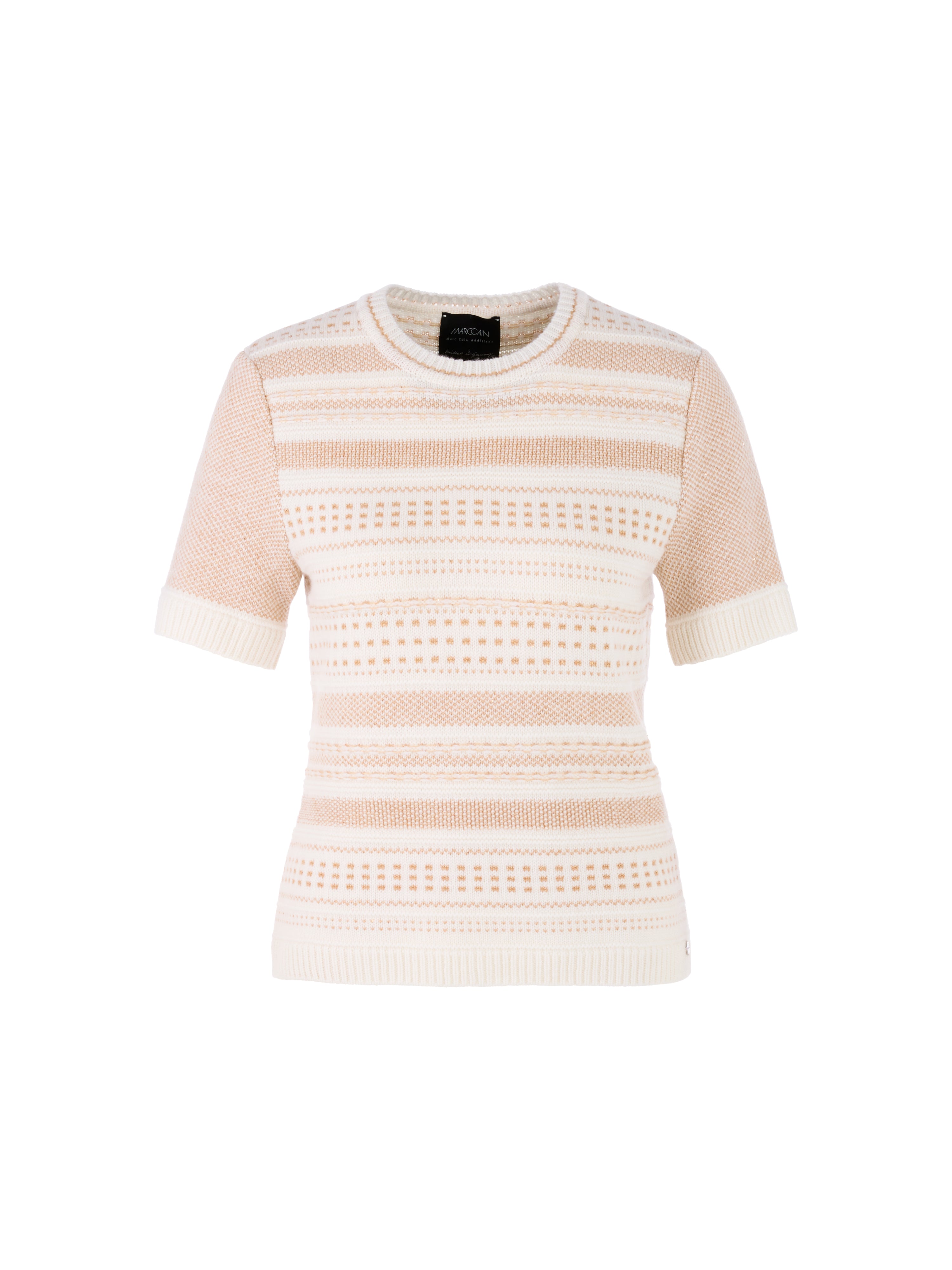 חולצה קצרה עם שרוולים קצרים, צווארון סרוג וגזרה צמודההרכב בד: 92% כותנה, 8% אלסטןהדוגמנית בגובה 1.79 ולובשת מידה 3 של מארק קיין