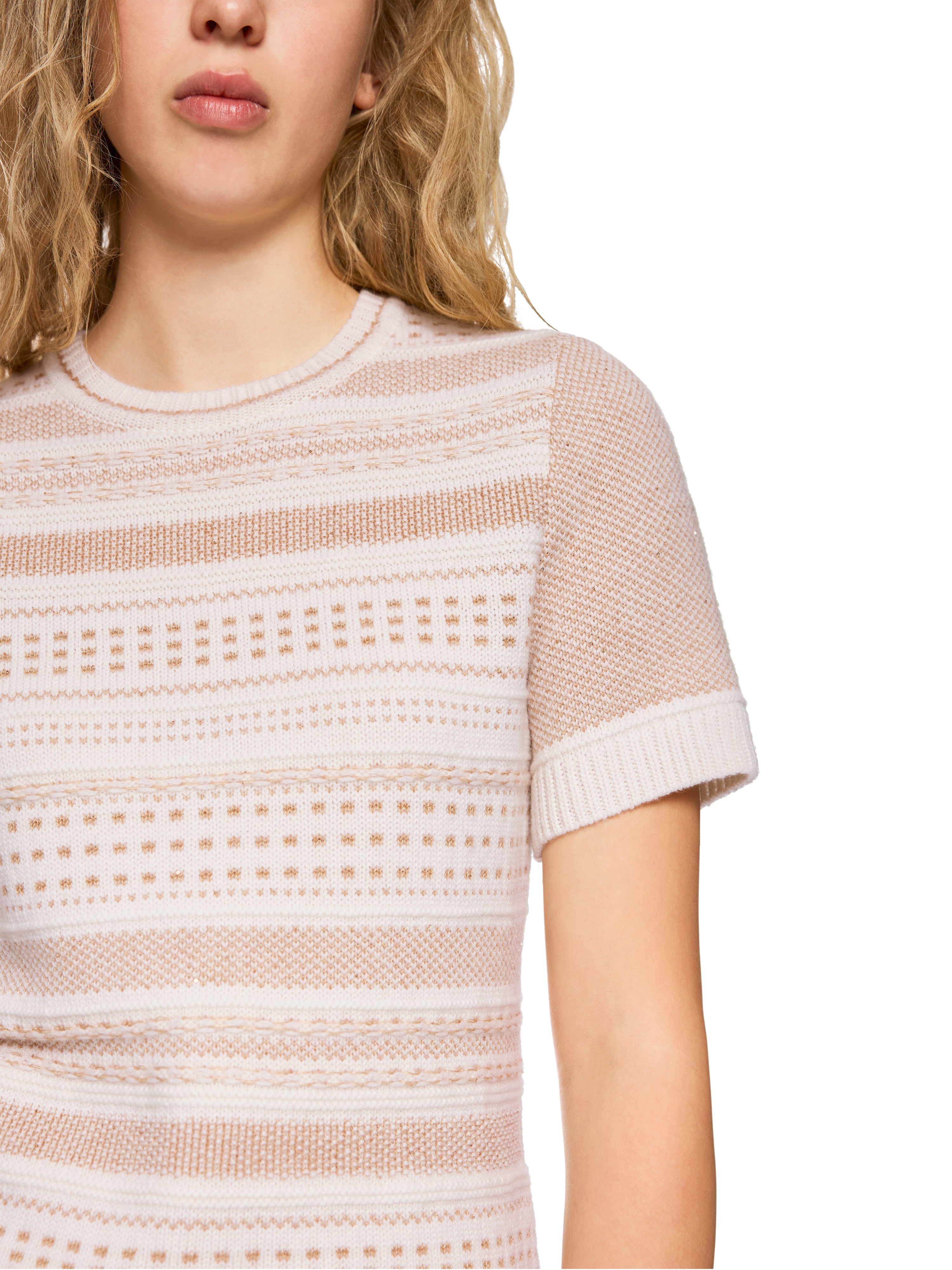 חולצה קצרה עם שרוולים קצרים, צווארון סרוג וגזרה צמודההרכב בד: 92% כותנה, 8% אלסטןהדוגמנית בגובה 1.79 ולובשת מידה 3 של מארק קיין