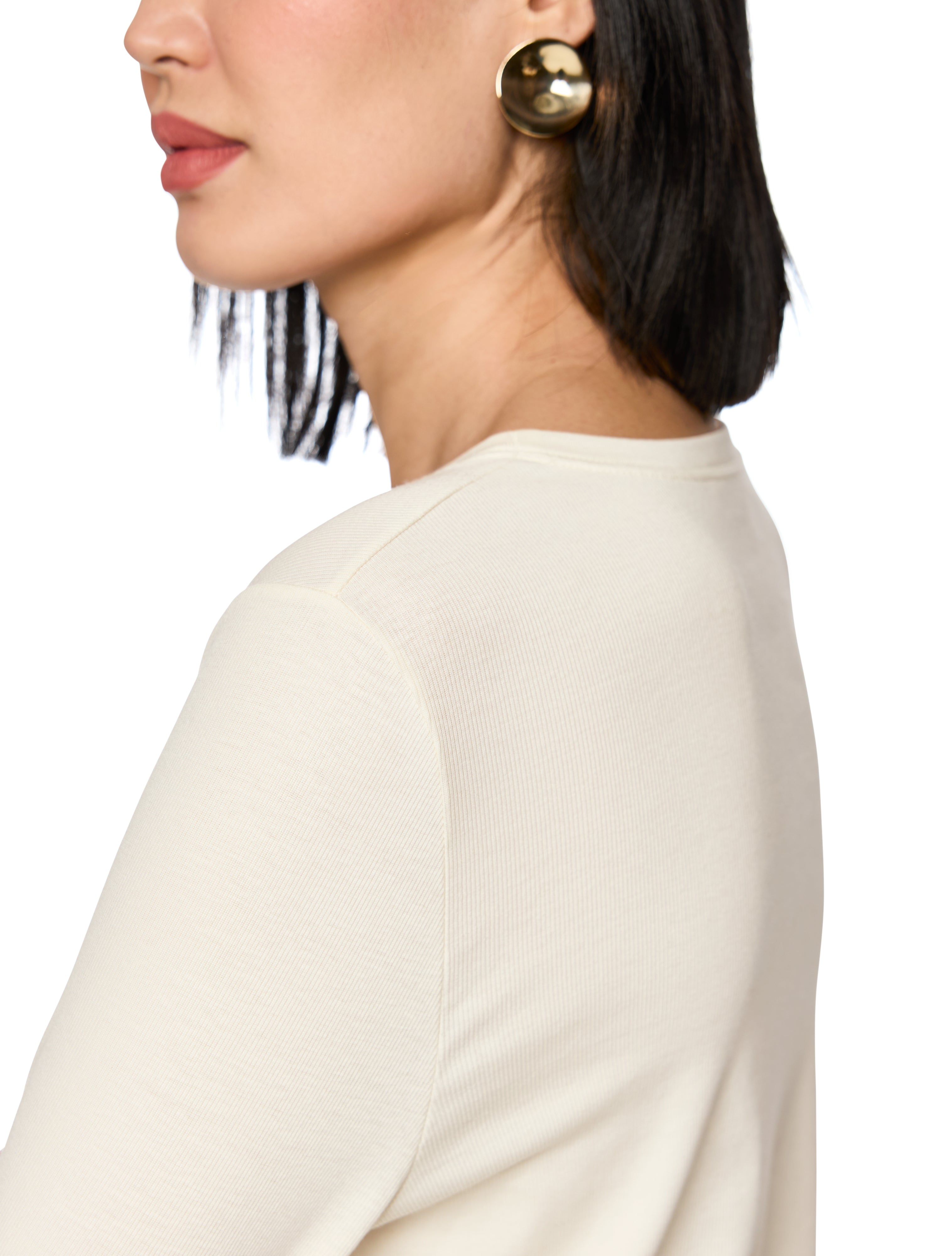 חולצה עם שרוולים ארוכים בגזרה צמודה וצווארון עגולעשויה מבד גמיש ונעים בגוון שמנתהרכב בד: 94% כותנה, 6% אלסטאןהדוגמנית בגובה 1.79 ולובשת מידה 3 של מארק קיין