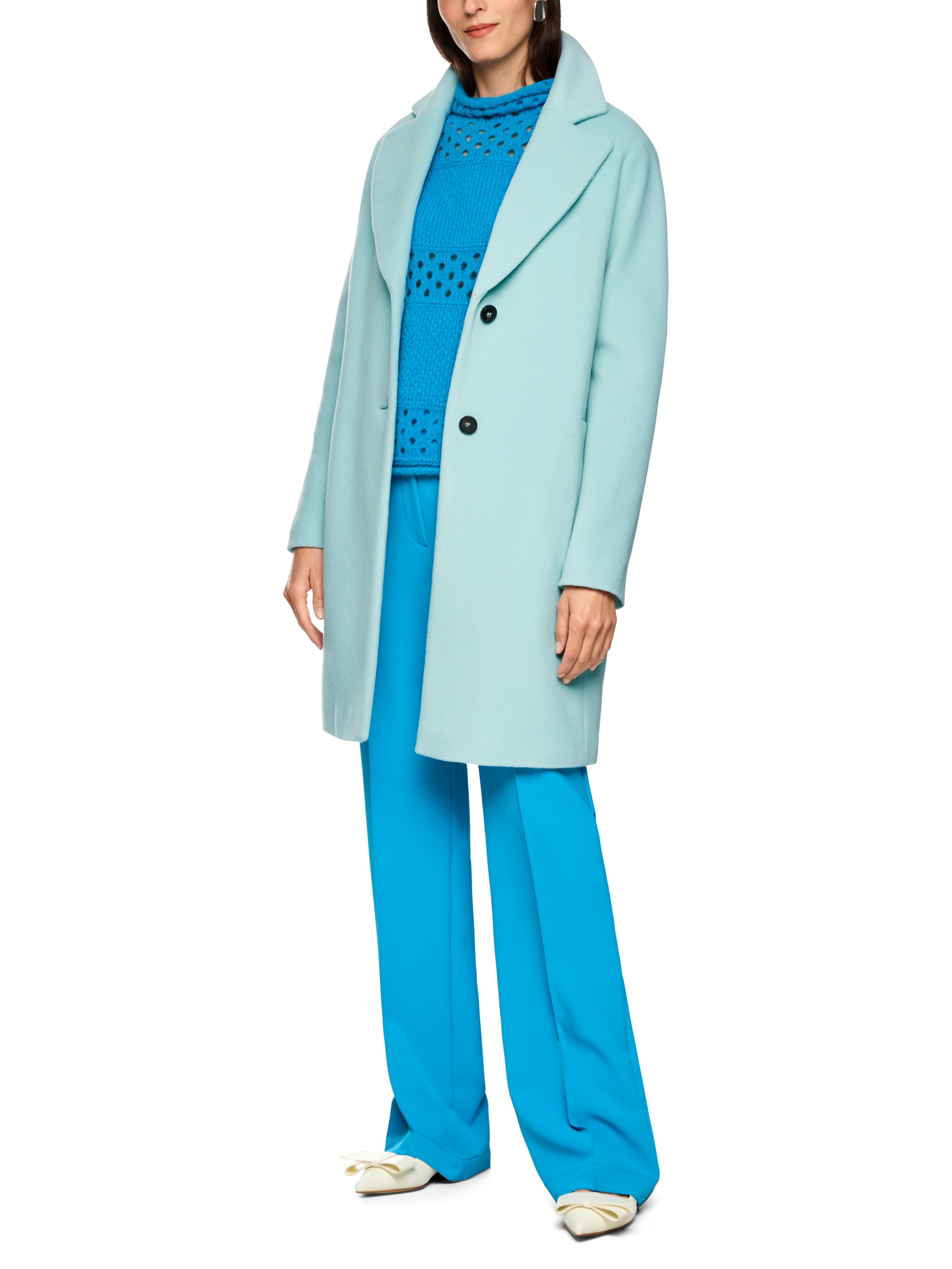מעיל בגזרה ישרה עם כתפיים משוחררות, כיסים צדדיים וצווארון רחבבגוון טורקיז שמתאים לשילוב עם מגוון פריטיםמתאים ללבוש יומיומי וגם להופעה אלגנטיתהרכב: 52% אלפקה, 26% צמר, 22% פוליאמידהדוגמנית בגובה 1.79 ולובשת מידה 3 של מארק קיין 