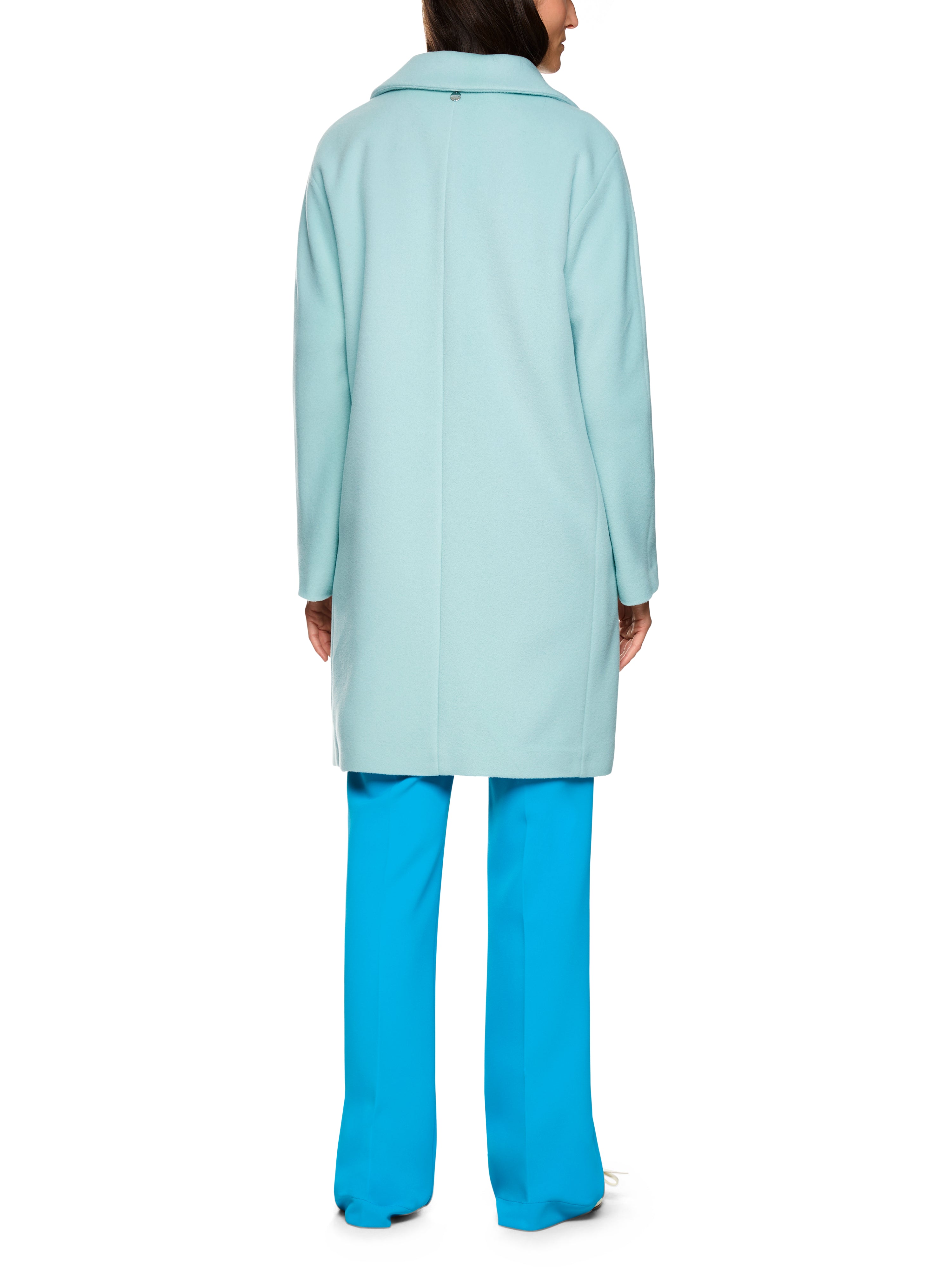 מעיל בגזרה ישרה עם כתפיים משוחררות, כיסים צדדיים וצווארון רחבבגוון טורקיז שמתאים לשילוב עם מגוון פריטיםמתאים ללבוש יומיומי וגם להופעה אלגנטיתהרכב: 52% אלפקה, 26% צמר, 22% פוליאמידהדוגמנית בגובה 1.79 ולובשת מידה 3 של מארק קיין 