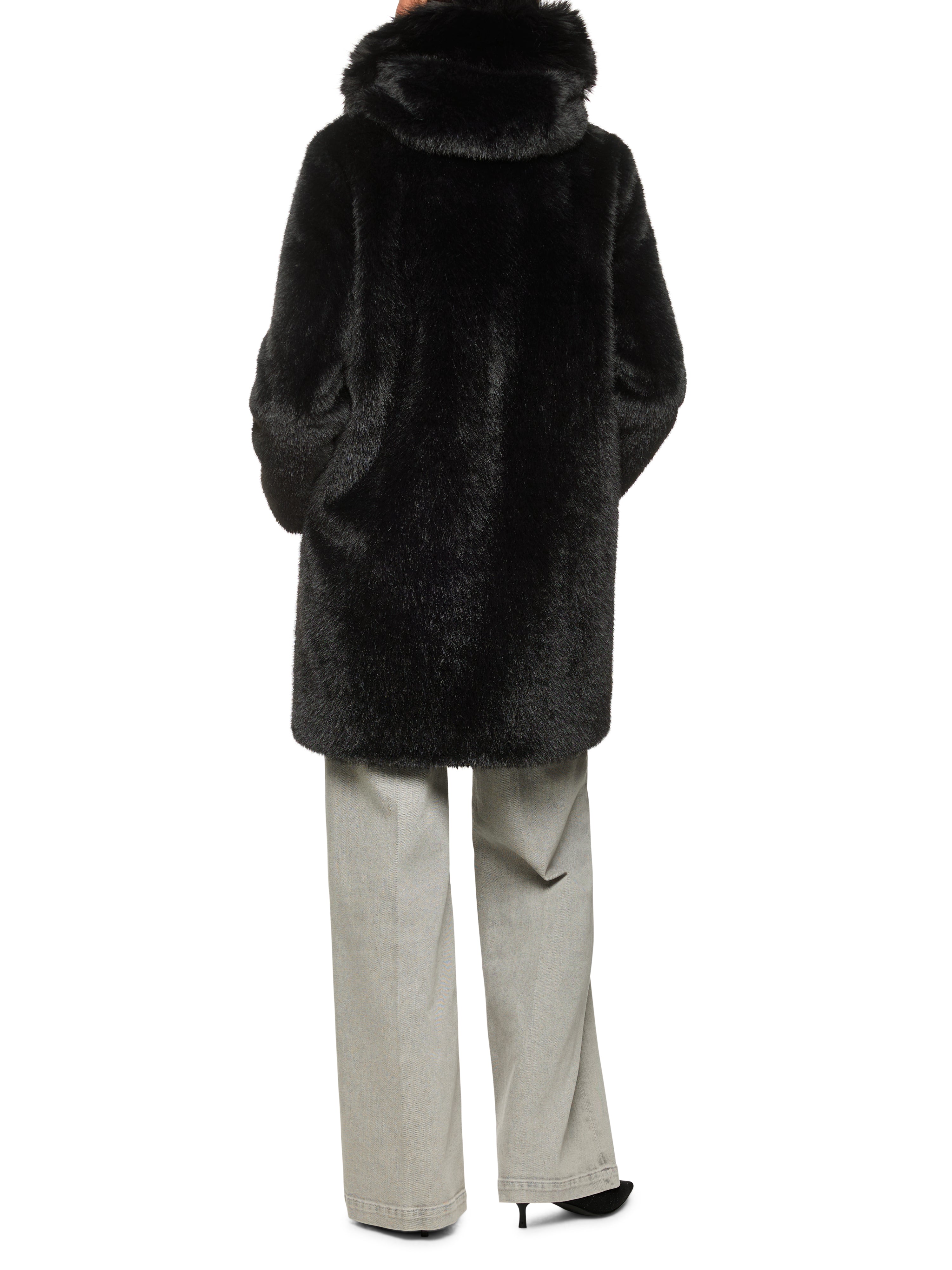 מעיל דמוי פרווה בגזרה רחבה עם כיסים צדדיים וסגירת כפתוריםהרכב: 100% פוליאסטרהדוגמנית בגובה 1.79 ולובשת מידה 3 של מארק קיין 