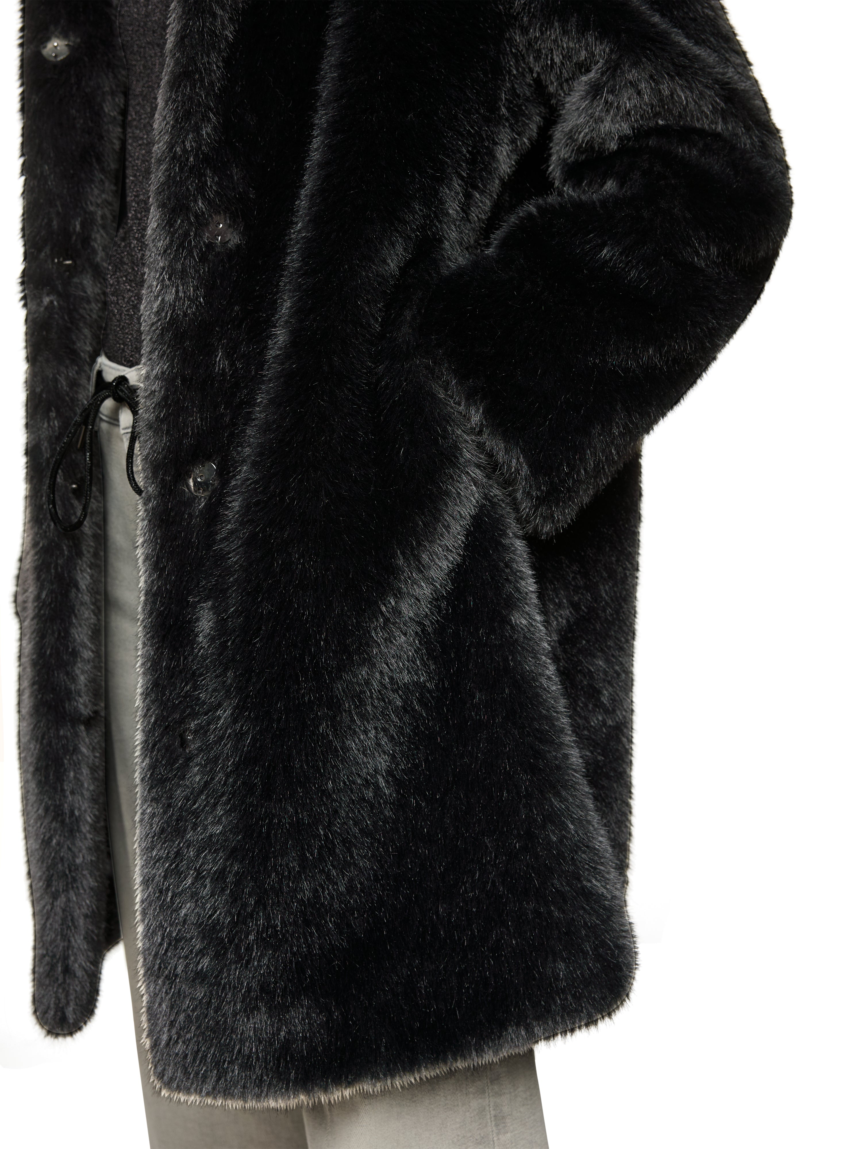 מעיל דמוי פרווה בגזרה רחבה עם כיסים צדדיים וסגירת כפתוריםהרכב: 100% פוליאסטרהדוגמנית בגובה 1.79 ולובשת מידה 3 של מארק קיין 