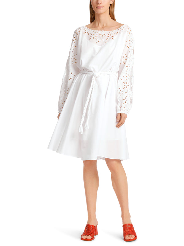 שמלת כותנה לבנה אורך ברך עם אלמנט תחרה היוצר צווארון במפתח רחב