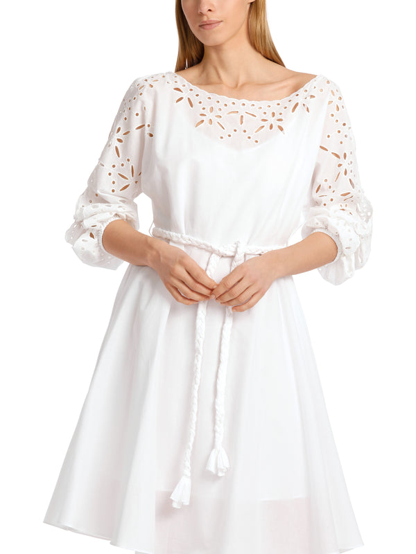 שמלת כותנה לבנה אורך ברך עם אלמנט תחרה היוצר צווארון במפתח רחב