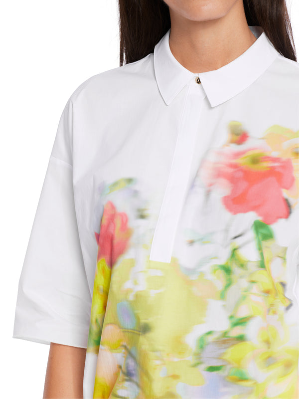 חולצה לבנה שרוול קצר בהדפס פרחים עם אפקט מטושטש גזרה ישרה עם אפשרות כיווץ