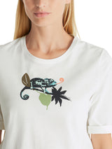 טישירט "RETHINK TOGETHER" בצבע אוף וייט עם הדפס לטאה על ענף