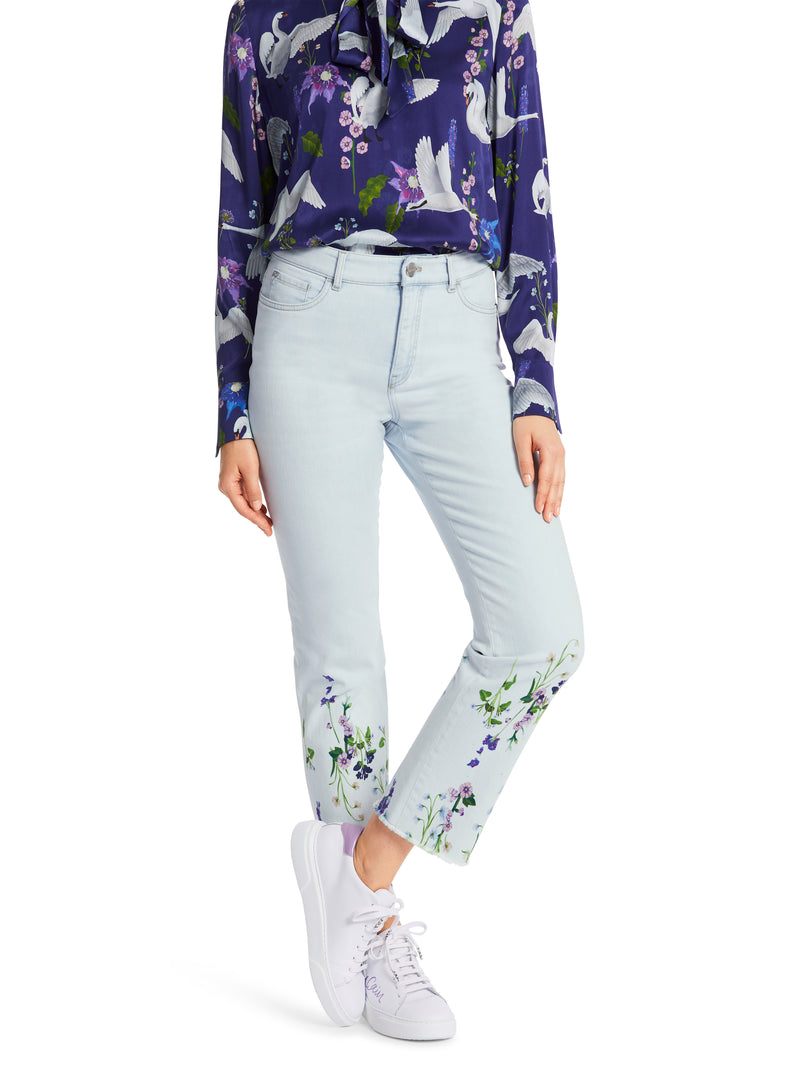 מכנסי ג'ינס "RETHINK TOGETHER"  דגם FYLI בגזרה ישרה אורך עצם עם פרינט פרחי לבנדר