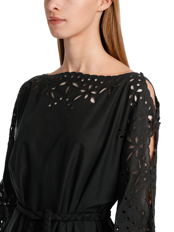 שמלת כותנה שחורה אורך ברך עם אלמנט תחרה היוצר צווארון במפתח רחב
