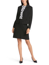 חצאית מחוייטת שחורה בשילוב ויסקוזה עם אלמנט דקורטיבי מקדימה