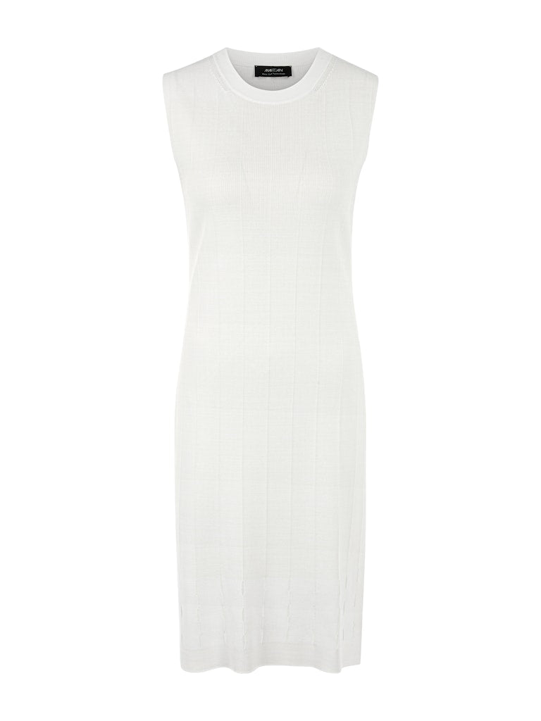 שמלת מיני בגזרה צמודה לגוף, עשויה אריג רך בטקסטורת פסי ריב. ללא שרוולים, עם צווארון עגול, ודוגמת חיתוכים עדינה במכפלת.הרכב: 80% ויסקוזה, 20% פוליאמידהדוגמנית בגובה 1.79 ולובשת מידה 3 של מארק קיין