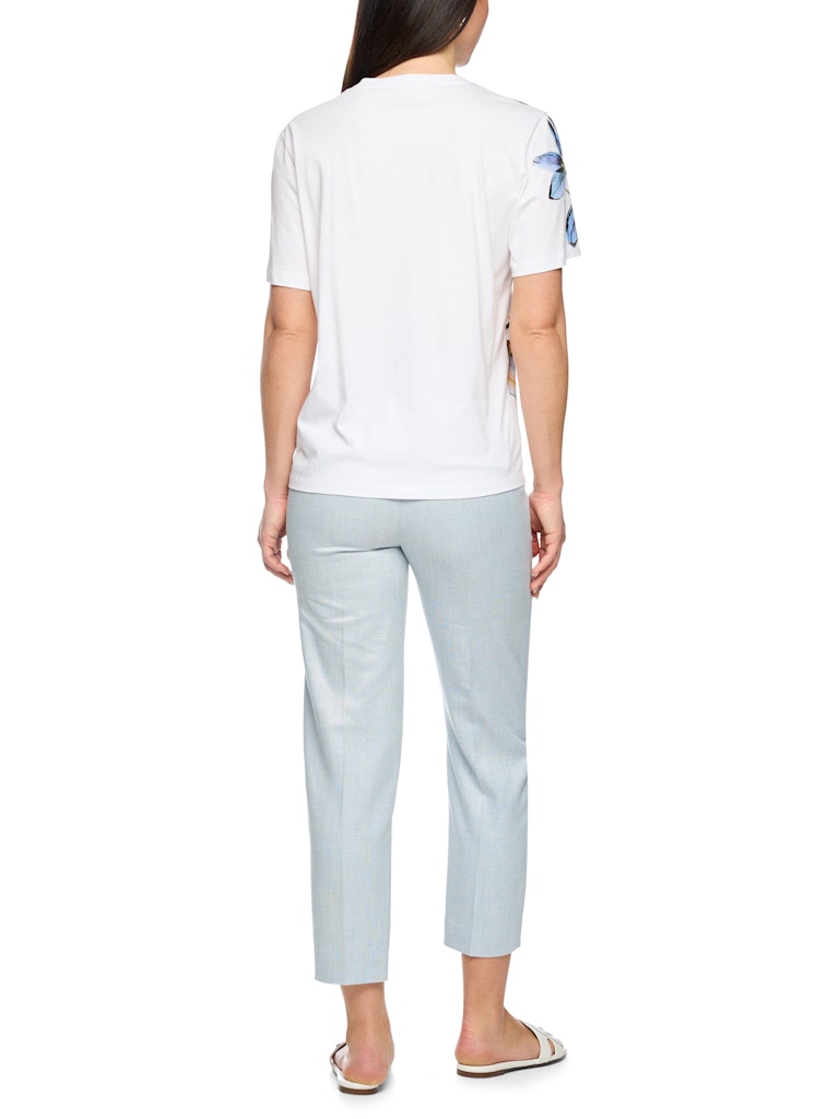 חולצת טישירט בגזרה ישרה ונינוחה, עשויה כותנה רכה ונעימה במיוחד. עם שרוולים קצרים, צווארון עגול, והדפס פרחוני עדין בשילוב רקמת פאייטים שקופים.הרכב: 100% כותנההדוגמנית בגובה 1.79 ולובשת מידה 3 של מארק קיין