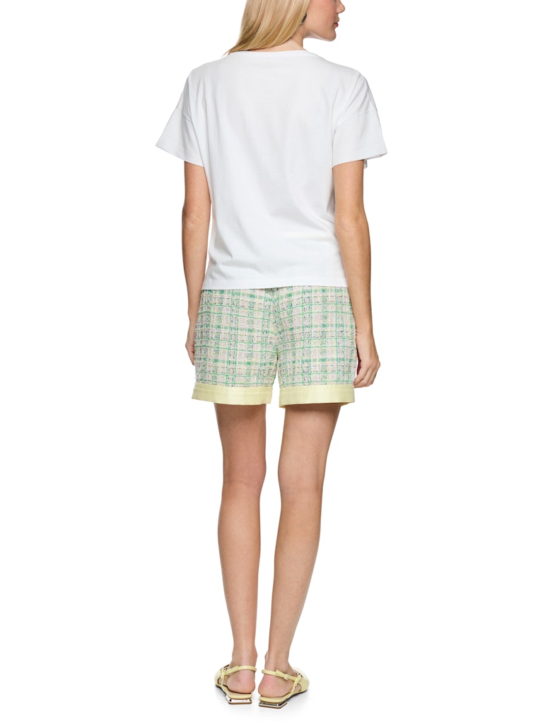 חולצת טישירט בגזרה רחבה, עשויה כותנה רכה ונעימה במיוחד. עם שרוולים קצרים, צווארון עגול, והדפס חזיתי צבעוני בשילוב רקמת פאייטים וחרוזים מנצנצים.הרכב: 100% כותנההדוגמנית בגובה 1.79 ולובשת מידה 3 של מארק קיין