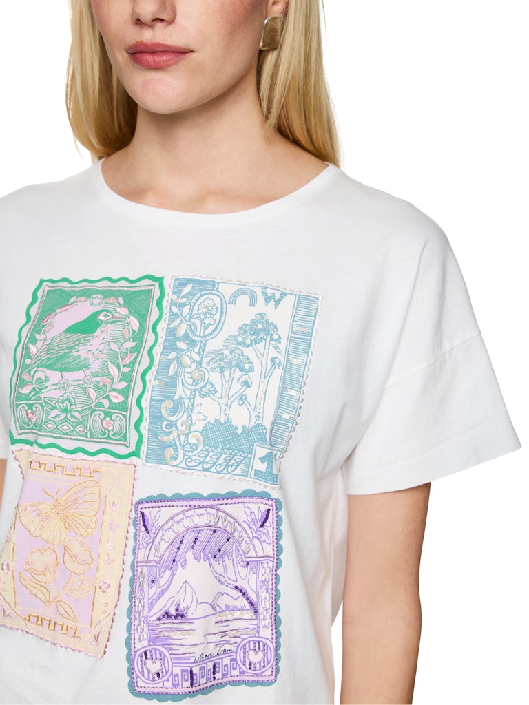 חולצת טישירט בגזרה רחבה, עשויה כותנה רכה ונעימה במיוחד. עם שרוולים קצרים, צווארון עגול, והדפס חזיתי צבעוני בשילוב רקמת פאייטים וחרוזים מנצנצים.הרכב: 100% כותנההדוגמנית בגובה 1.79 ולובשת מידה 3 של מארק קיין