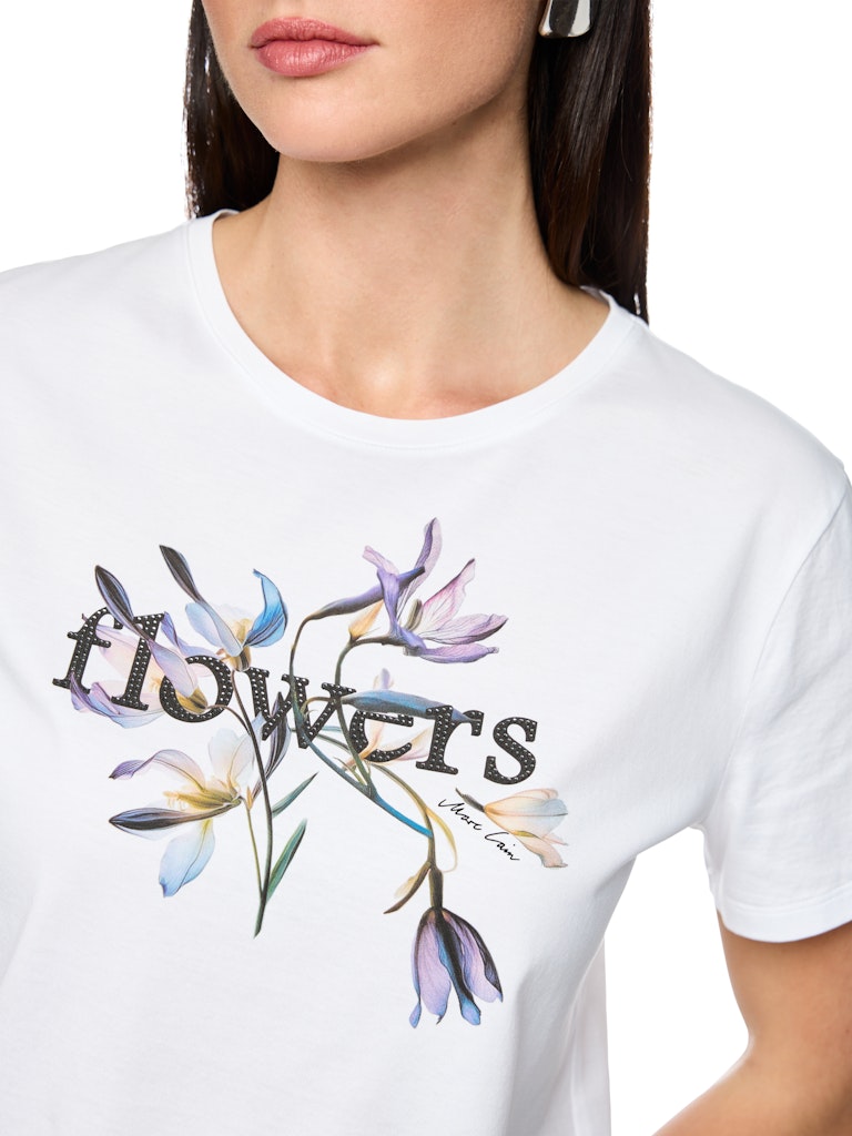 חולצת טישירט בגזרה ישרה ונינוחה, עשויה כותנה אורגנית רכה ונעימה במיוחד. עם שרוולים קצרים, צווארון עגול, והדפס FLOWERS פרחוני בשילוב אבנים מנצנצות בחזית.הרכב: 100% כותנה אורגניתהדוגמנית בגובה 1.79 ולובשת מידה 3 של מארק קיין