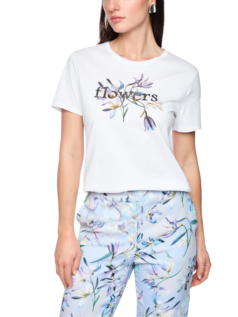 חולצת טישירט בגזרה ישרה ונינוחה, עשויה כותנה אורגנית רכה ונעימה במיוחד. עם שרוולים קצרים, צווארון עגול, והדפס FLOWERS פרחוני בשילוב אבנים מנצנצות בחזית.הרכב: 100% כותנה אורגניתהדוגמנית בגובה 1.79 ולובשת מידה 3 של מארק קיין