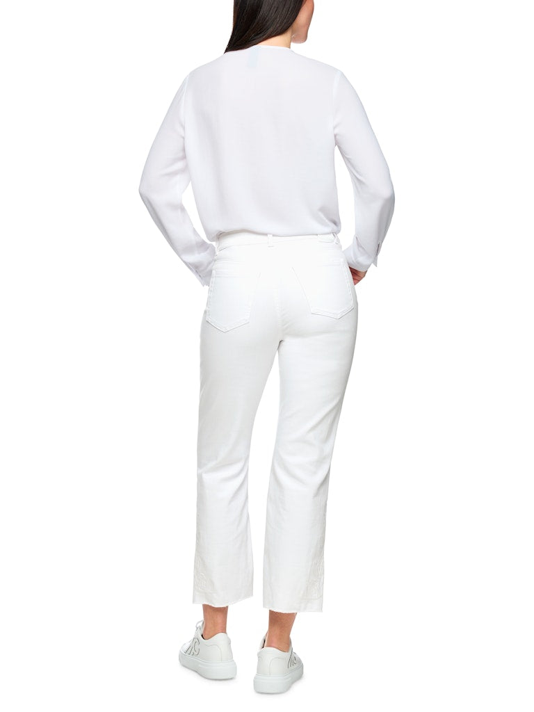 ג'ינס בגזרה קלאסית ונשית, מכותנה אורגנית רכה וסטרצ'ית. מכפלת מעט מתרחבת בעיטור רקמת פרחים וסיומת פרומה. עם סגירת כפתור ורוכסן, 5 כיסים, ולולאות לחגורה.הרכב: 90% כותנה אורגנית, 8% אלסטומוליאסטר, 2% אלסטןהדוגמנית בגובה 1.79 ולובשת מידה 3 של מארק קיין