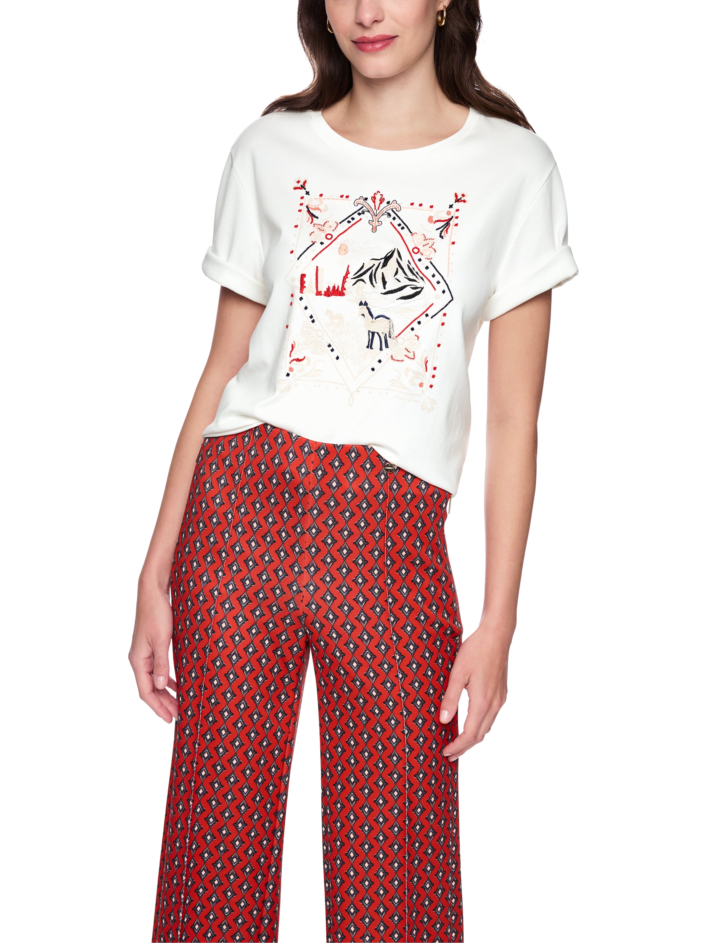 חולצת טי בגזרה רחבה עם הדפס הכולל רקמה, חרוזים ופרנזים בחזיתהרכב: 100% כותנההדוגמנית בגובה 1.79 ולובשת מידה 3 של מארק קיין