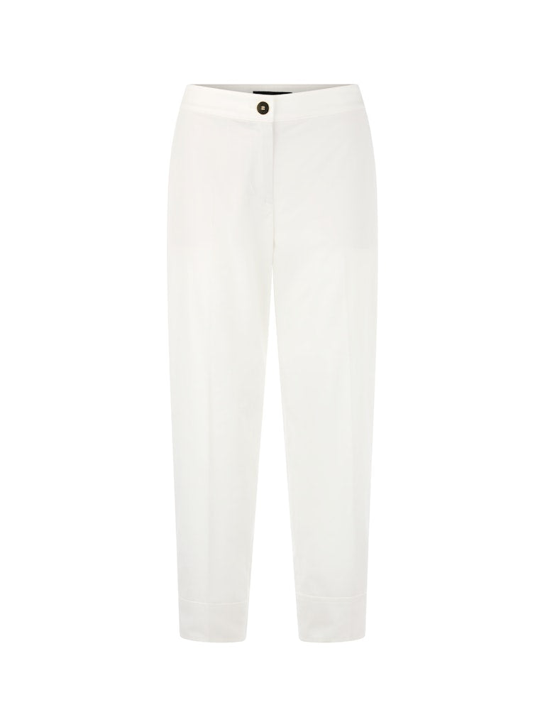 מכנסיים בגזרת Relaxed fit נינוחה ואופנתית, עשויים בד קליל מתערובת כותנה אלסטית. עם מותן בגובה סטנדרטי, ומכפלת בגובה הקרסול, שני כיסי צד, דיטייל פסי גיהוץ מודגשים, וסגירה באמצעות רוכסן וכפתור דקורטיבי.הרכב: 73% כותנה, 23% פוליאמיד, 4% אלסטןהדוגמנית בגובה 1.79 ולובשת מידה 3 של מארק קיין