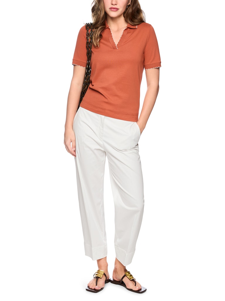 מכנסיים בגזרת Relaxed fit נינוחה ואופנתית, עשויים בד קליל מתערובת כותנה אלסטית. עם מותן בגובה סטנדרטי, ומכפלת בגובה הקרסול, שני כיסי צד, דיטייל פסי גיהוץ מודגשים, וסגירה באמצעות רוכסן וכפתור דקורטיבי.הרכב: 73% כותנה, 23% פוליאמיד, 4% אלסטןהדוגמנית בגובה 1.79 ולובשת מידה 3 של מארק קיין