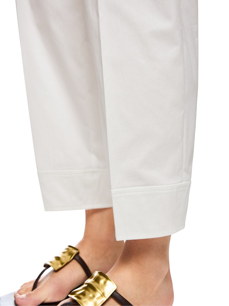 מכנסיים בגזרת Relaxed fit נינוחה ואופנתית, עשויים בד קליל מתערובת כותנה אלסטית. עם מותן בגובה סטנדרטי, ומכפלת בגובה הקרסול, שני כיסי צד, דיטייל פסי גיהוץ מודגשים, וסגירה באמצעות רוכסן וכפתור דקורטיבי.הרכב: 73% כותנה, 23% פוליאמיד, 4% אלסטןהדוגמנית בגובה 1.79 ולובשת מידה 3 של מארק קיין