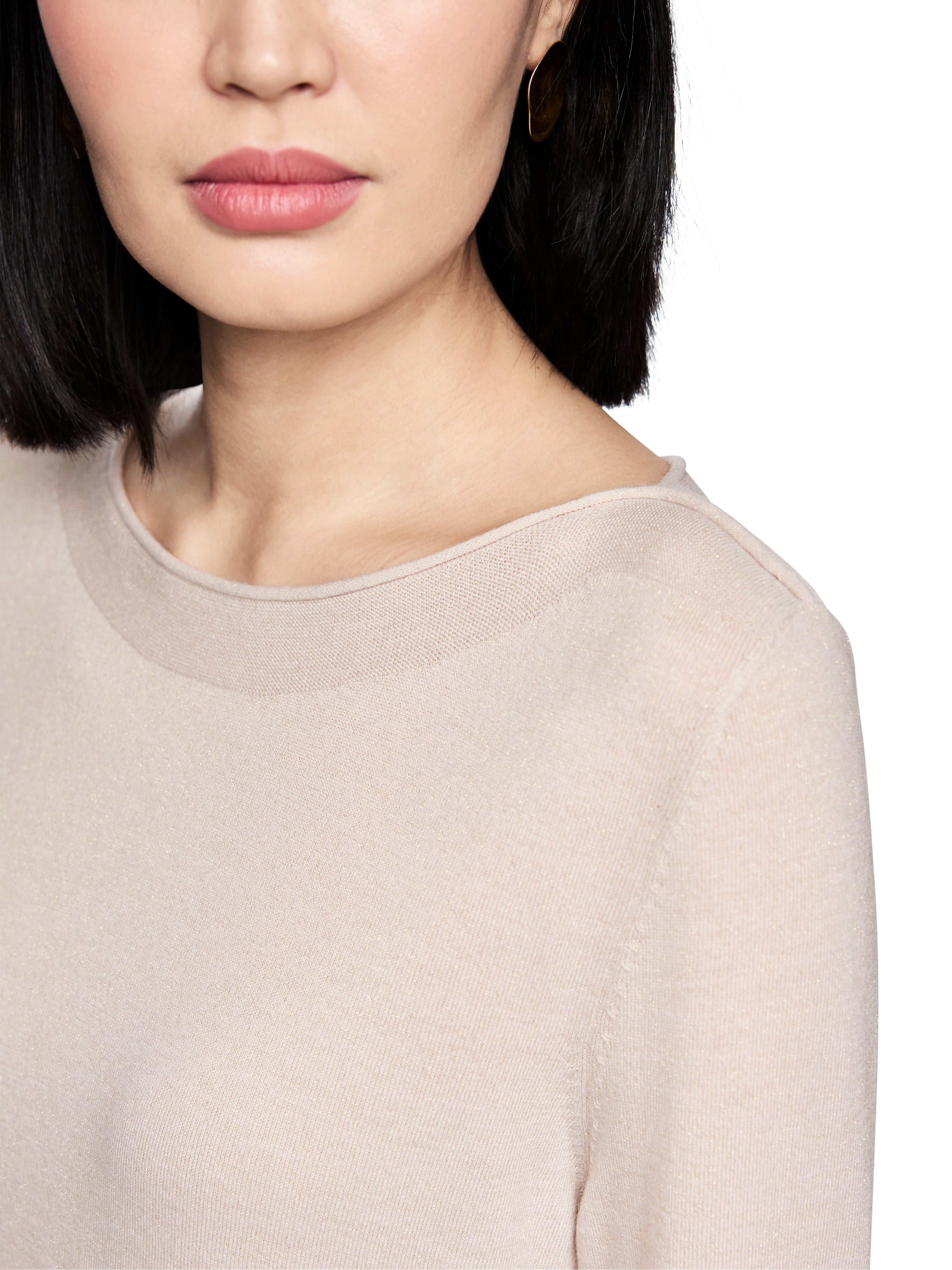 סריג אלגנטי עשוי מתערובת צמר רכה עם חוטי לורקס ומיני פאייטיםהרכב: 85% צמר, 11% פוליאמיד, 4% סיבים מתכתייםהדוגמנית בגובה 1.79 ולובשת מידה 3 של מארק קיין 