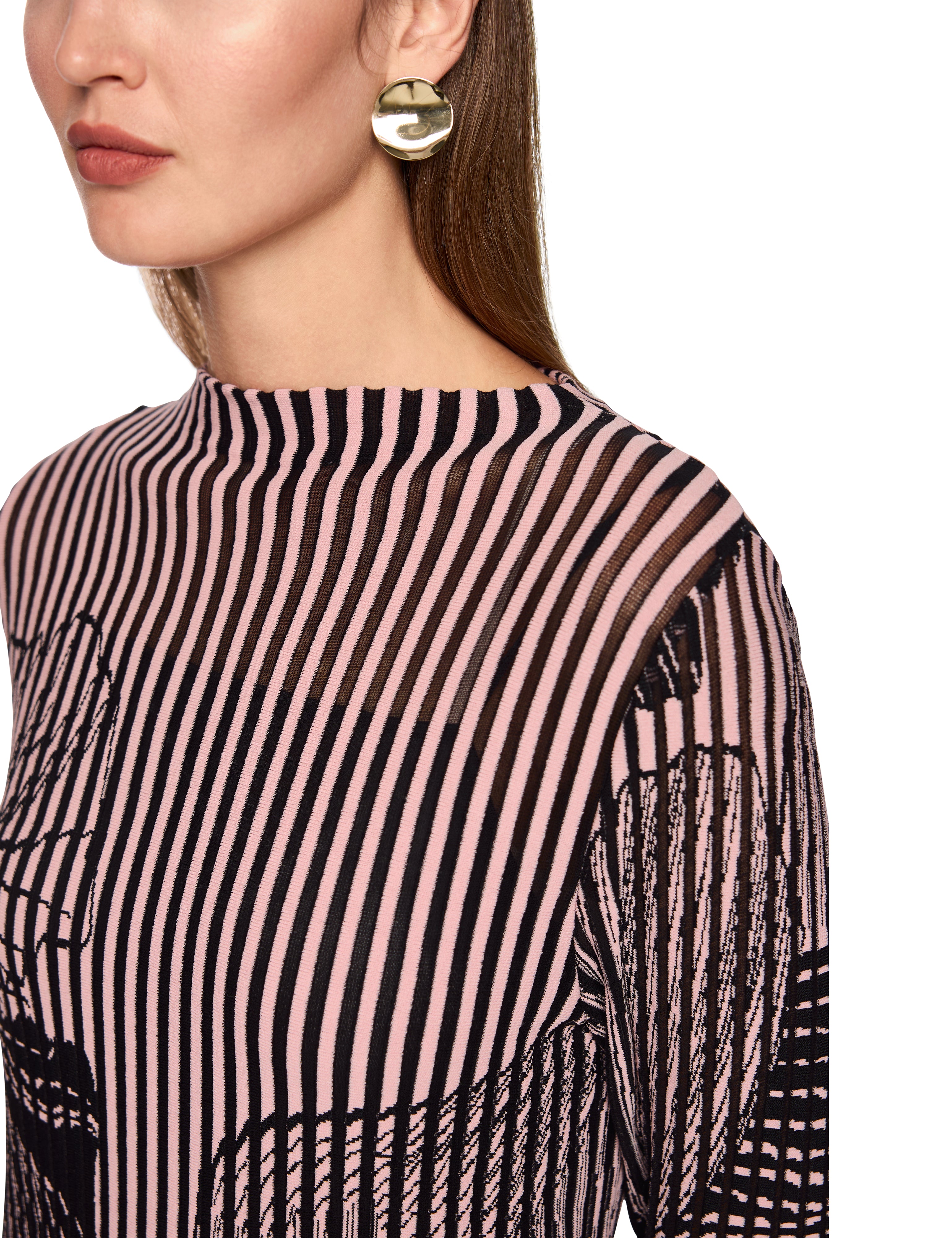 שמלת סריג צמודה, עם צווארון עגול ושרוולים ארוכיםהרכב: 73% ויסקוזה, 14% כותנה, 10% פוליאסטר, 3% פוליאמידהדוגמנית בגובה 1.79 ולובשת מידה 3 של מארק קיין 