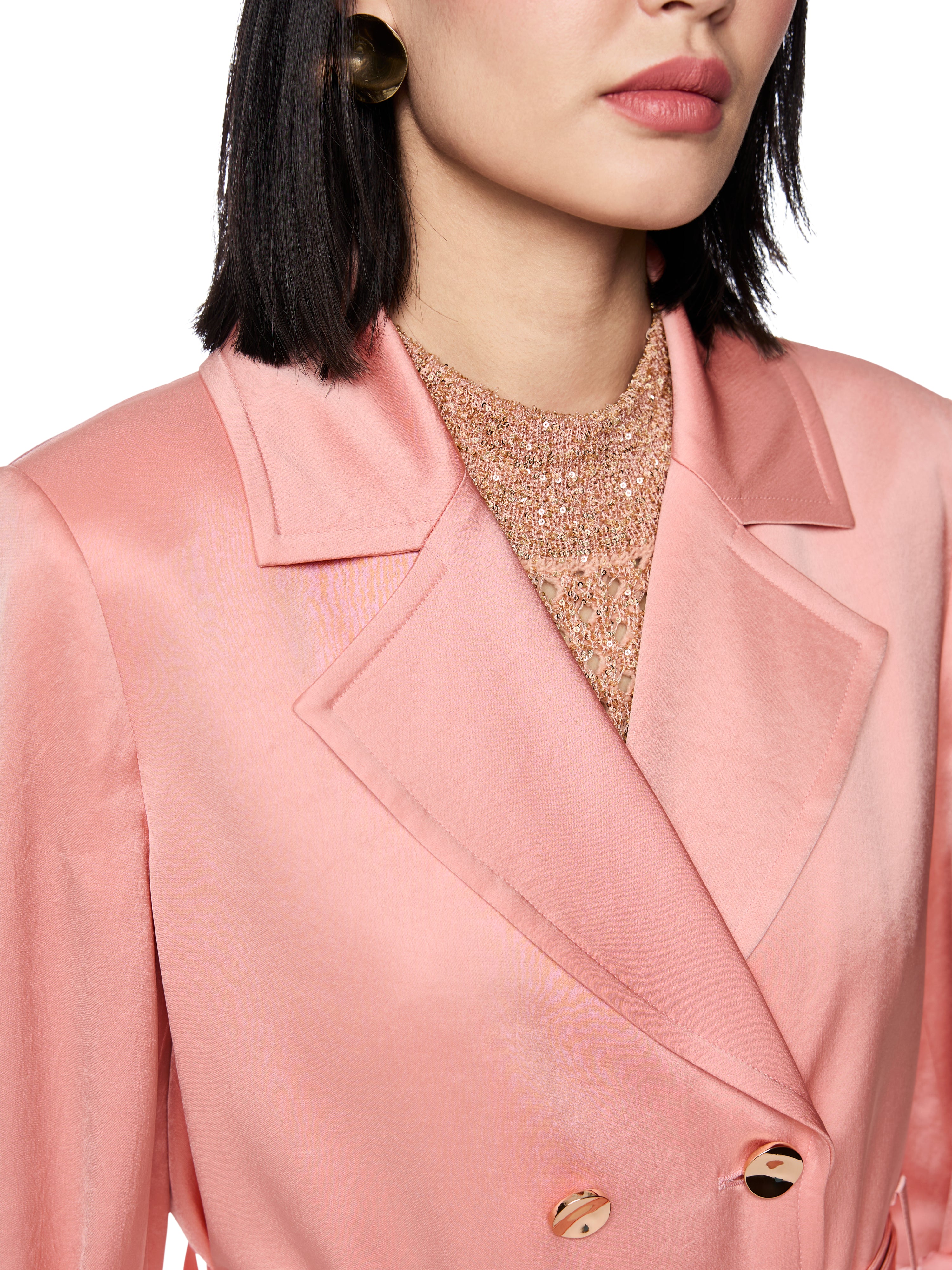 בלייזר סאטן בגזרה צמודה עם שרוולים הניתנים לקיפול וחגורת מותניים הרכב: 82% אצטט, 18% פוליאסטרהדוגמנית בגובה 1.79 ולובשת מידה 3 של מארק קיין 