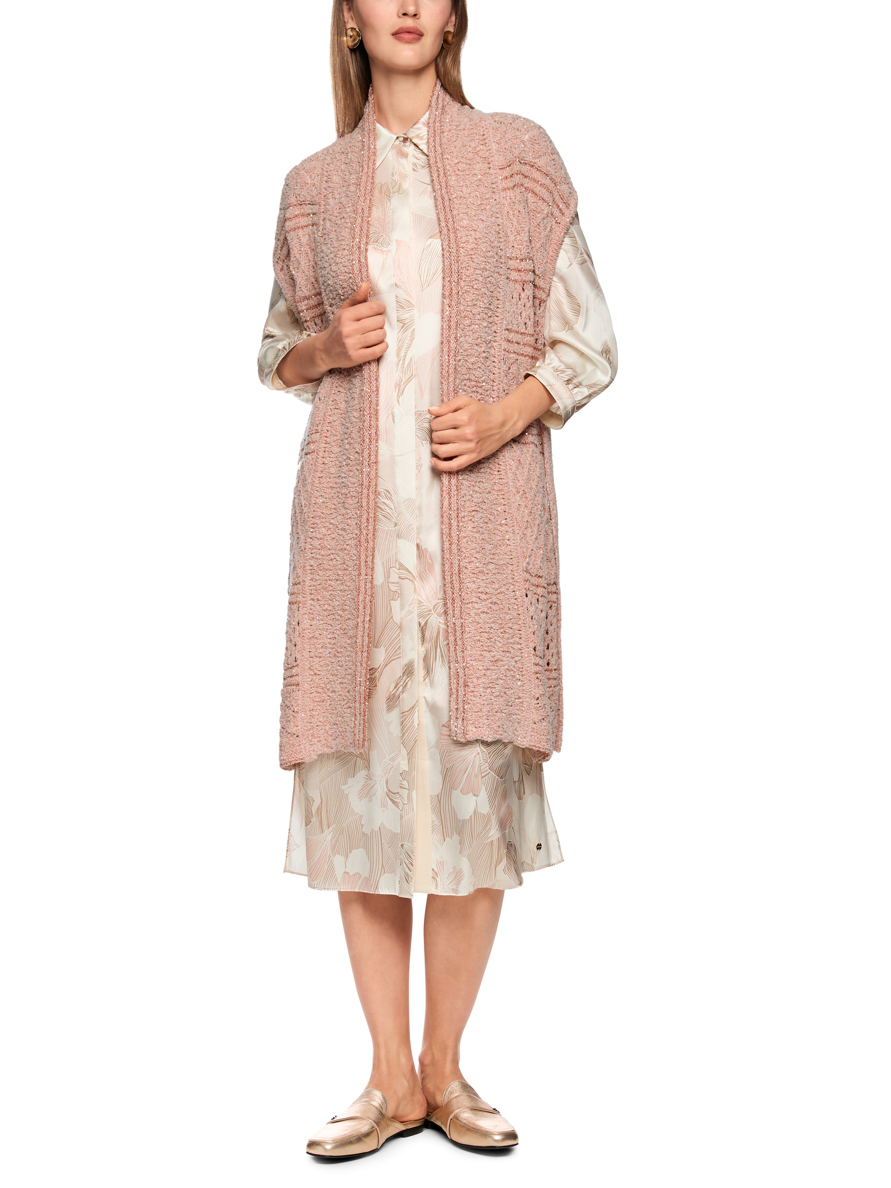 אפודה ארוכה, סרוגה עם חגורת קשירההרכב: 25% פוליאמיד, 20% כותנה, 19% פוליאסטר, 18% אקריליק, 12% צמר, 6% פוליאמיד (ממוחזר)הדוגמנית בגובה 1.79 ולובשת מידה 3 של מארק קיין 