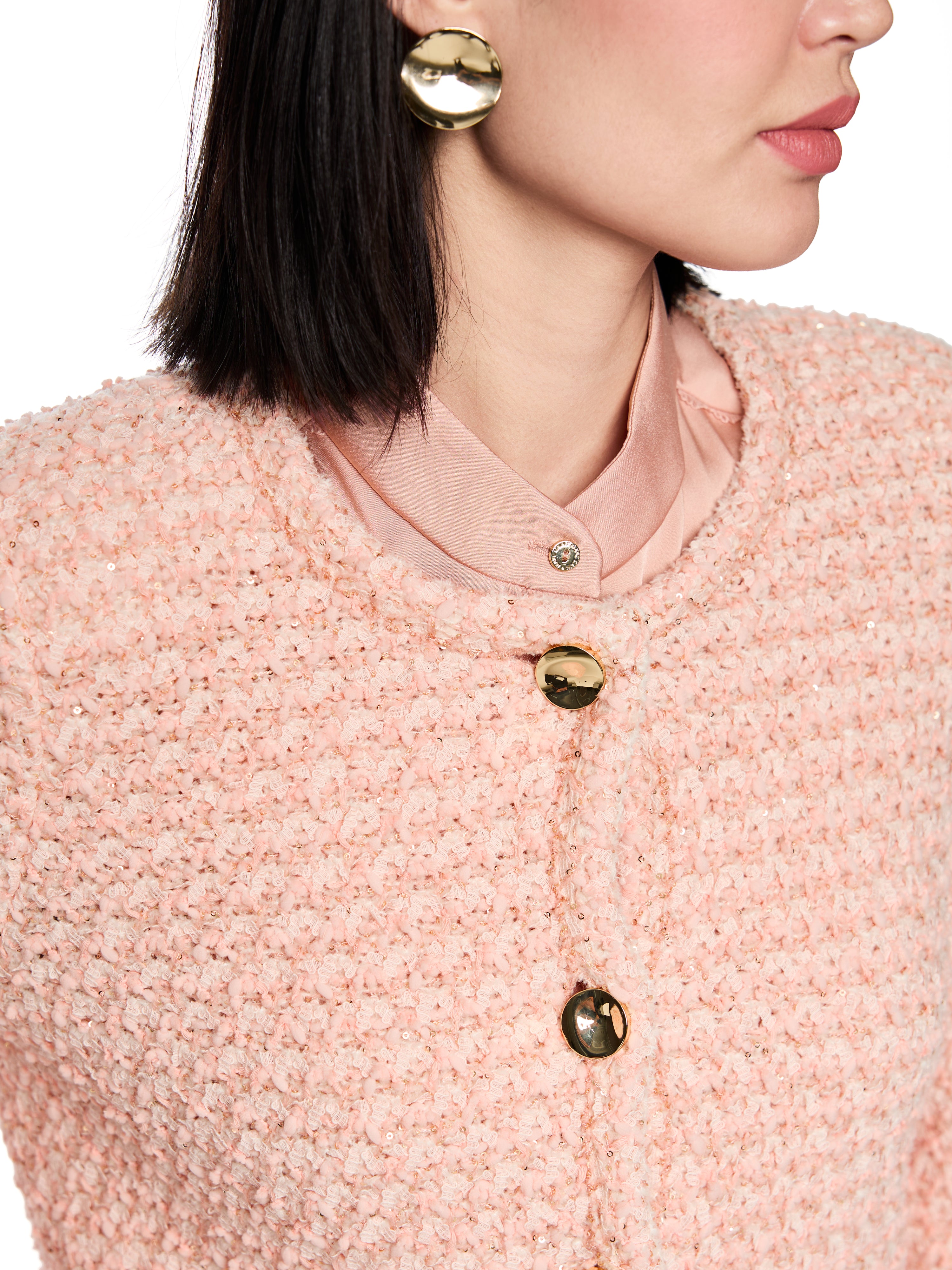 קרדיגן טוויד סרוג בגזרה ישרה עם כתפיים מעט מרופדותהרכב: 55% כותנה, 22% פוליאמיד, 16% פוליאמיד (ממוחזר), 5% פוליאסטר, 2% אקריליקהדוגמנית בגובה 1.79 ולובשת מידה 3 של מארק קיין 