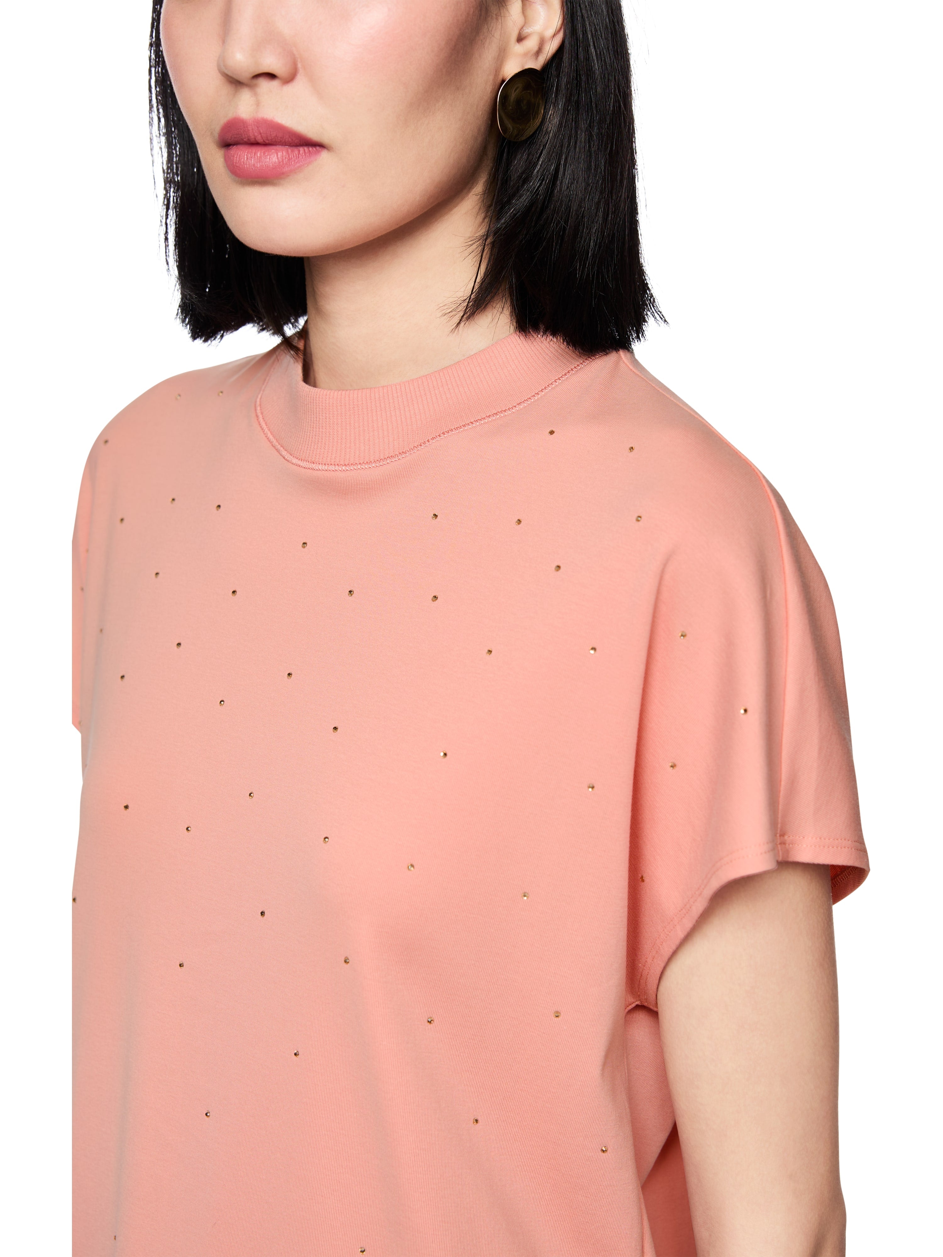 חולצת טי בעיטור אבנים מיניאטוריות בחזית וצווארון עגולהרכב: 95% כותנה, 5% אלסטןהדוגמנית בגובה 1.79 ולובשת מידה 3 של מארק קיין 