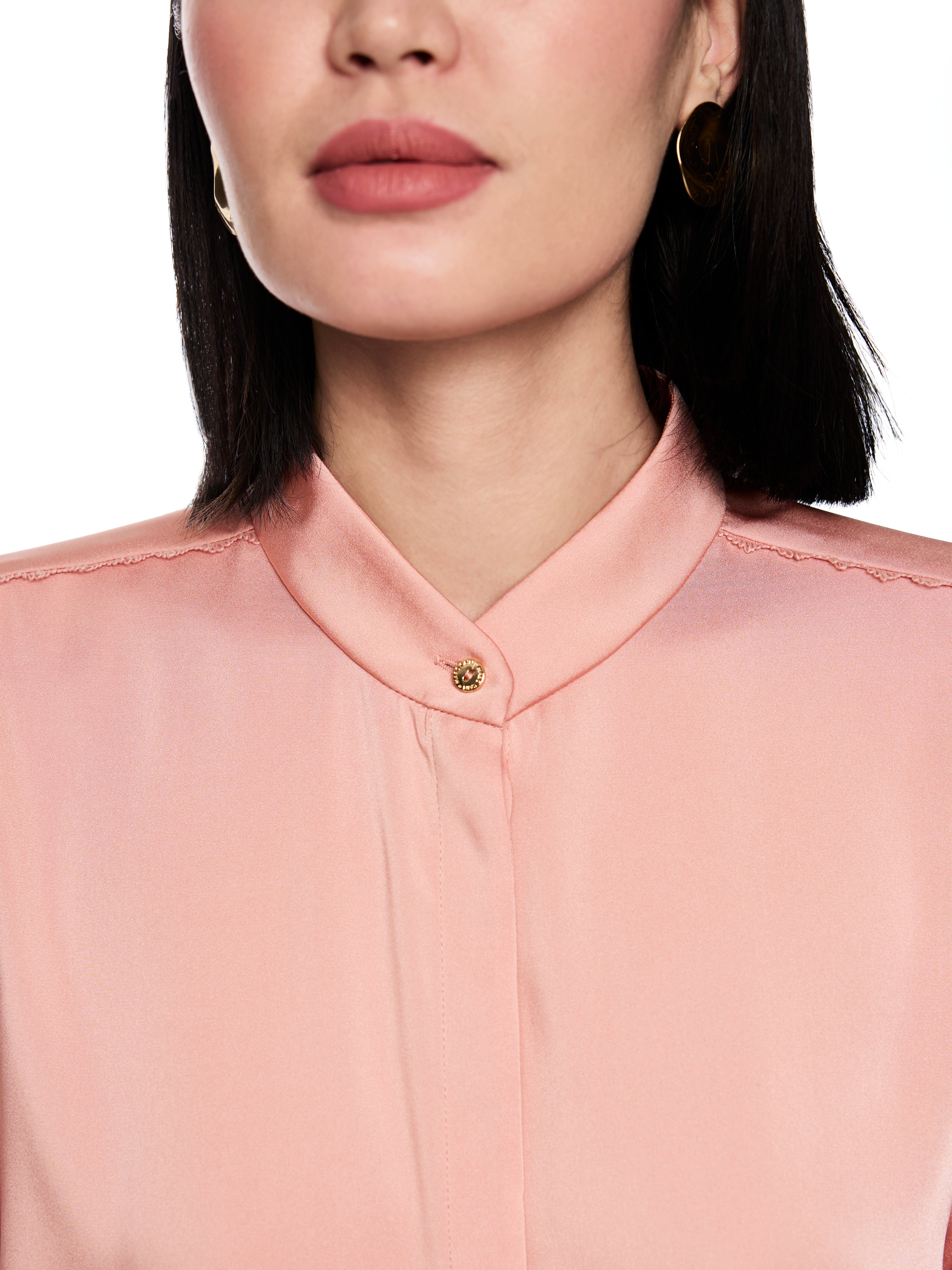 חולצת בלוזון בגזרה ישרה עם נגיעות תחרה על הכתפיים ושרוולים וסגירת כפתוריםהרכב: 100% פוליאסטרהדוגמנית בגובה 1.79 ולובשת מידה 3 של מארק קיין 