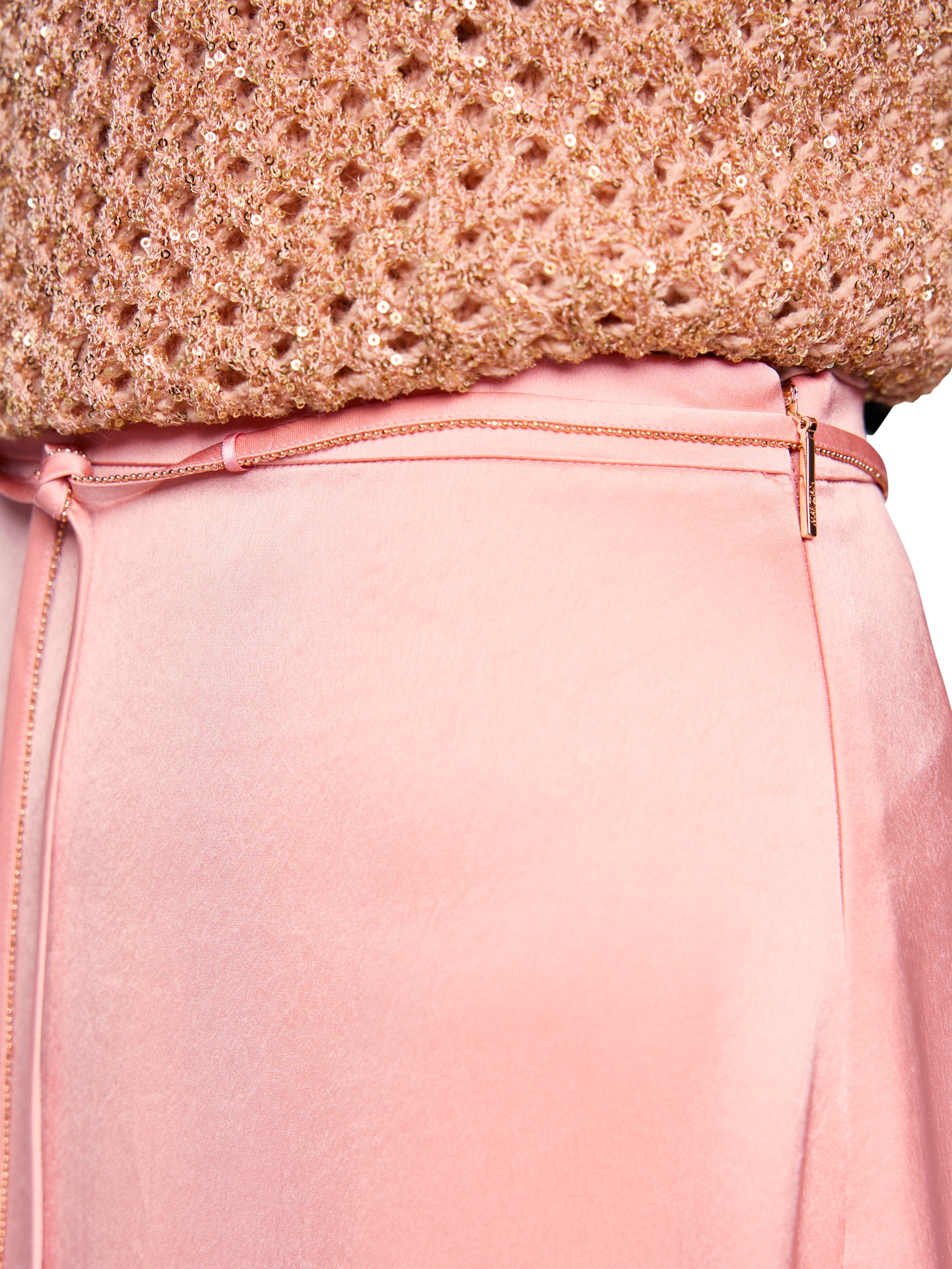 חצאית מידי בגזרה ישרה מבד סאטן עם קשירה, נסגרת באמצעות רוכסן צד הרכב: 82% אצטט, 18% פוליאסטרהדוגמנית בגובה 1.79 ולובשת מידה 3 של מארק קיין 