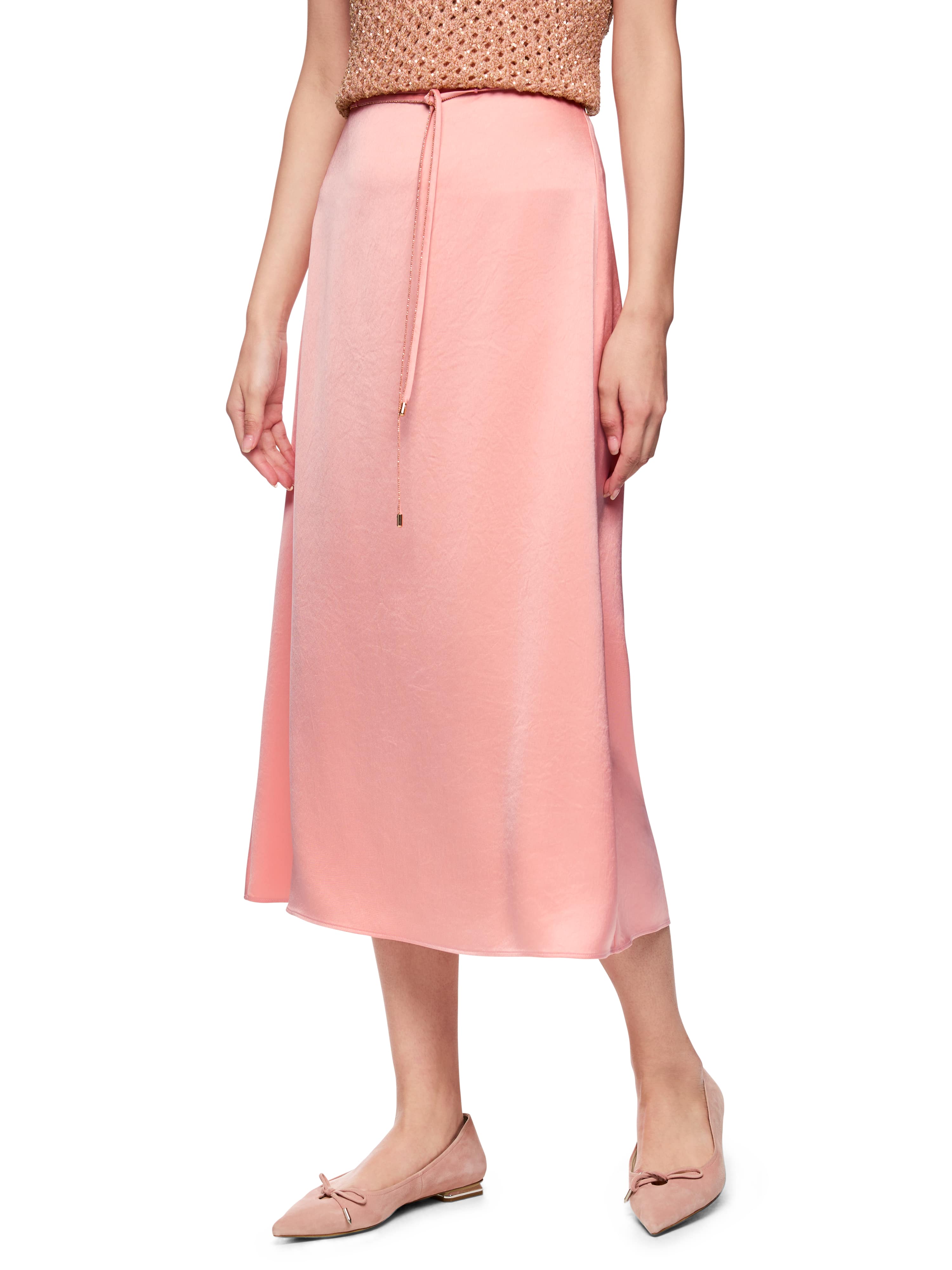 חצאית מידי בגזרה ישרה מבד סאטן עם קשירה, נסגרת באמצעות רוכסן צד הרכב: 82% אצטט, 18% פוליאסטרהדוגמנית בגובה 1.79 ולובשת מידה 3 של מארק קיין 