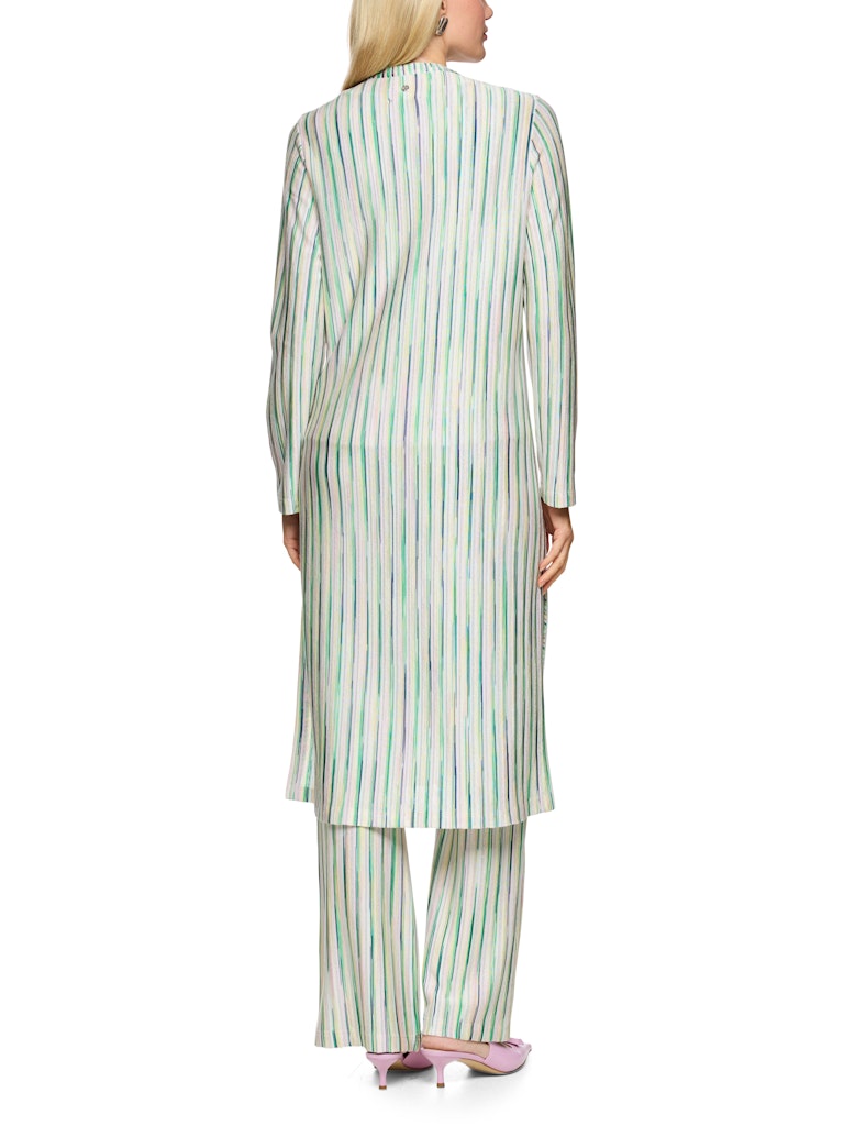 קרדיגן ארוך ואלגנטי, עשוי סריג ויסקוזה רך בשילוב לורקס למראה ברק עדין, בדוגמת פסים בגוונים בהירים. גזרה קלילה ונינוחה, באורך הברך, צווארון וי, סגירה באמצעות כפתורים, ושסעים במכפלת.הרכב: 91% ויסקוזה, 7% כותנה אורגנית, 2% סיבים מתכתייםהדוגמנית בגובה 1.79 ולובשת מידה 3 של מארק קיין