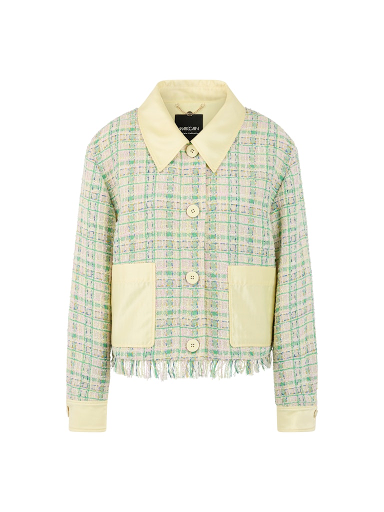 ז'קט אופנתי בגזרה קז'ואלית, מבד בעל טקסטורה בדוגמת משבצות צבעוניות, עם צווארון קלאסי, שני כיסים קדמיים, ושרוולים מכופתרים בגוון צהוב בהיר.סגירה קדמית באמצעות שורת כפתורים, וסיומת פרנזים במכפלת.הרכב: 100% פוליאסטרהדוגמנית בגובה 1.79 ולובשת מידה 3 של מארק קיין