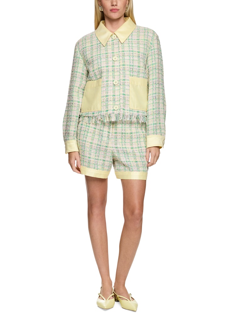 ז'קט אופנתי בגזרה קז'ואלית, מבד בעל טקסטורה בדוגמת משבצות צבעוניות, עם צווארון קלאסי, שני כיסים קדמיים, ושרוולים מכופתרים בגוון צהוב בהיר.סגירה קדמית באמצעות שורת כפתורים, וסיומת פרנזים במכפלת.הרכב: 100% פוליאסטרהדוגמנית בגובה 1.79 ולובשת מידה 3 של מארק קיין