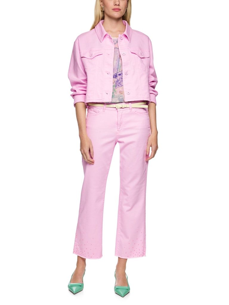 ז'קט ג'ינס באורך קצר, עשוי כותנה רכה ואלסטית. גזרה נינוחה, עם צווארון קלאסי, שרוולים ארוכים בסיומת חפתים מכופתרים, כיסי צד, שני כיסים חזיתיים וסגירה לכל האורך עם כפתורים מצופים אמייל.הרכב: 98% כותנה, 2% אלסטןהדוגמנית בגובה 1.79 ולובשת מידה 3 של מארק קיין