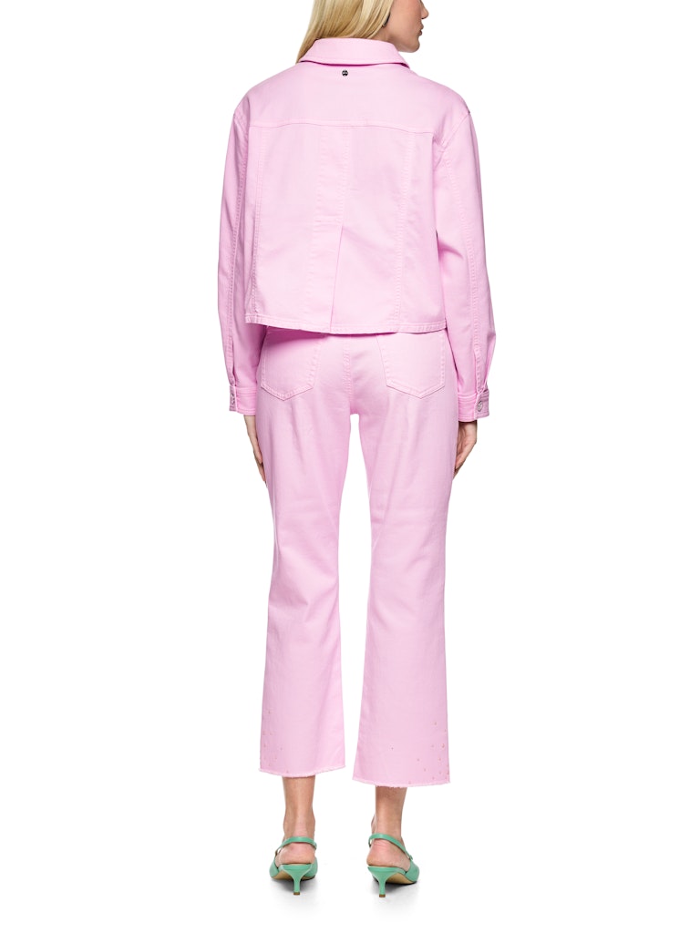 ז'קט ג'ינס באורך קצר, עשוי כותנה רכה ואלסטית. גזרה נינוחה, עם צווארון קלאסי, שרוולים ארוכים בסיומת חפתים מכופתרים, כיסי צד, שני כיסים חזיתיים וסגירה לכל האורך עם כפתורים מצופים אמייל.הרכב: 98% כותנה, 2% אלסטןהדוגמנית בגובה 1.79 ולובשת מידה 3 של מארק קיין